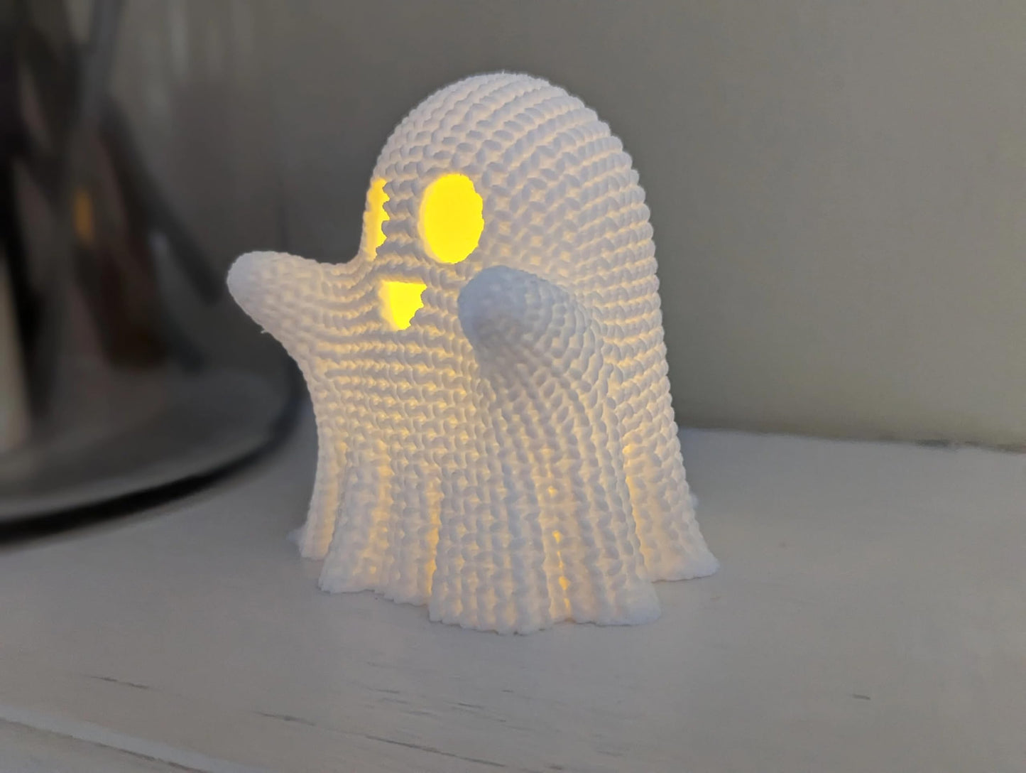 Charming Crocheted Ghost with LED Tea Light – Cute Halloween Ghost Decor – Spooky Crochet Ghost Table Centerpiece – Light Up 3D Printed Decoration for Home and Party Decor