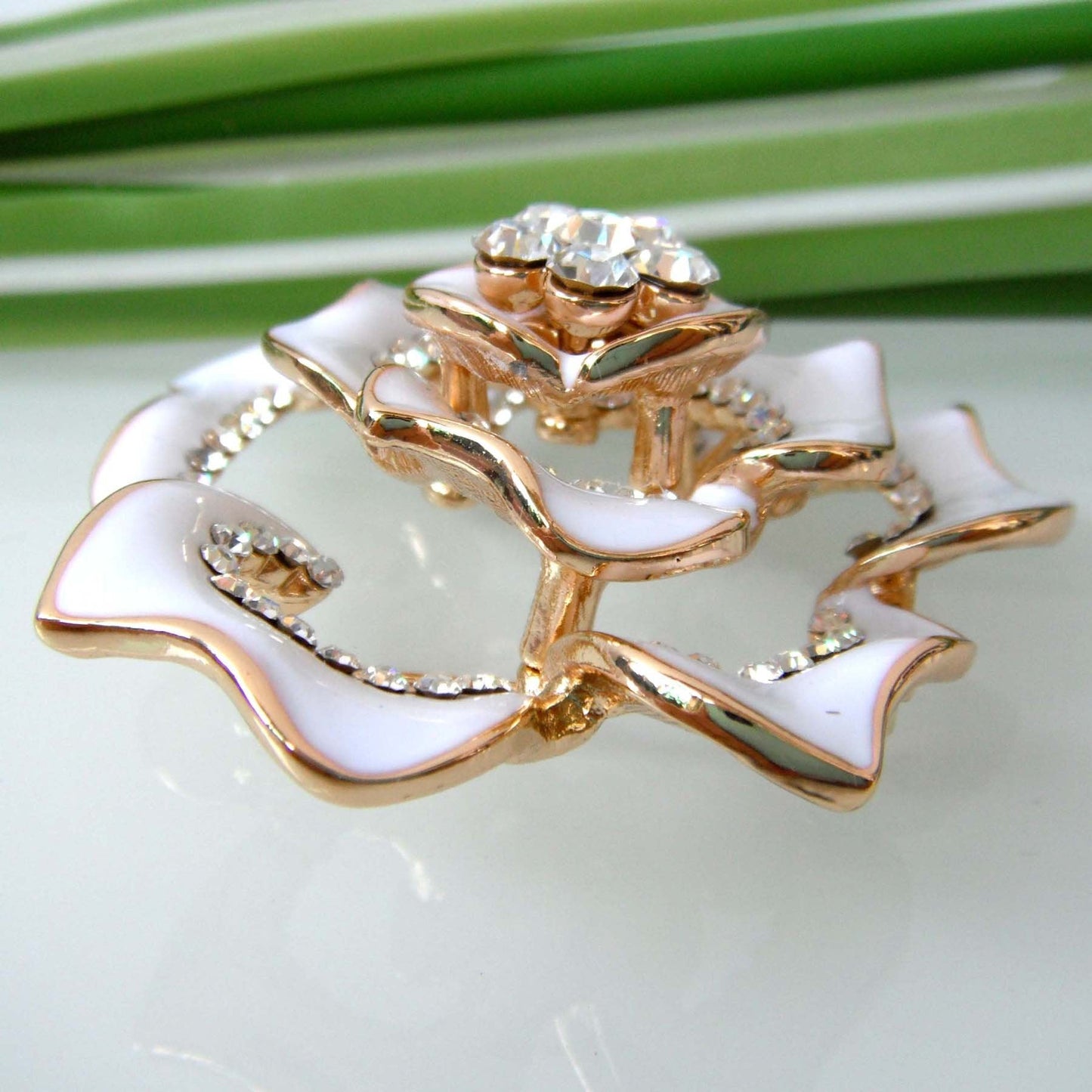 Navachi 18k Gold Plated Clear Crystal White Enamel Flower Az7433b Brooch Pin