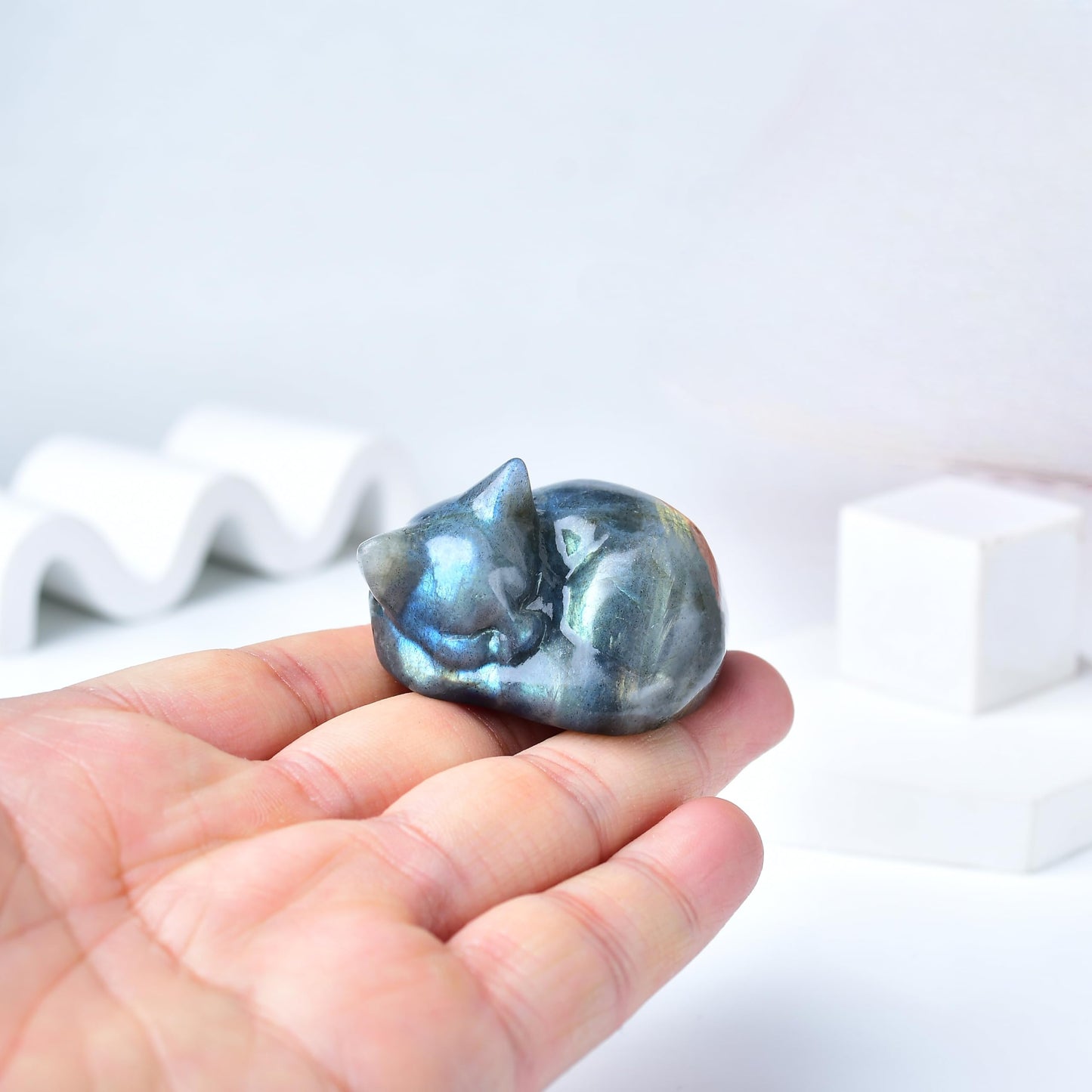 RUIJINGYUAN Labradorite Cat Statue - 2 Inch Hand Carved Healing Crystal Figurine, Sleeping Cat Stone Sculpture for Desk Decor, Office Home Gift for Cat Lovers