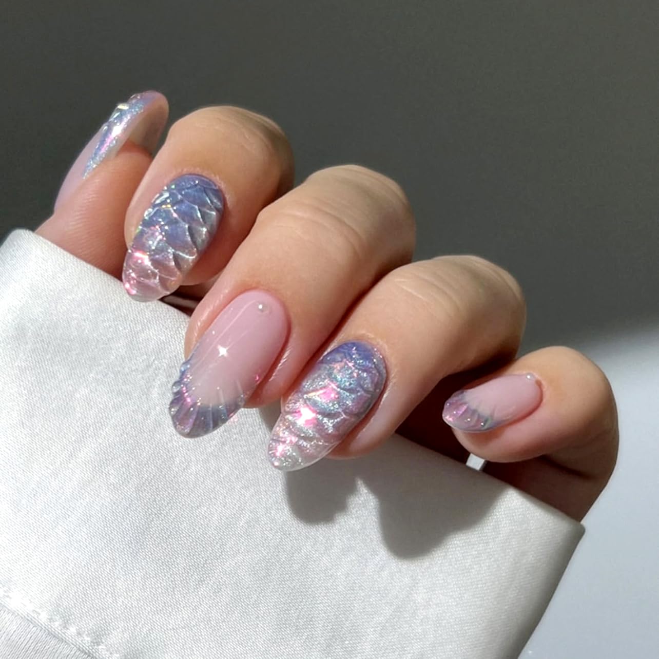Almond Press On Nails Medium, 24PCS Iridescent 3D Mermaid Scale Acrylic Fake Nails, Gradient Pink Purple Stick On Nails for Women, Reusable Glossy False Nails for Party, Wedding