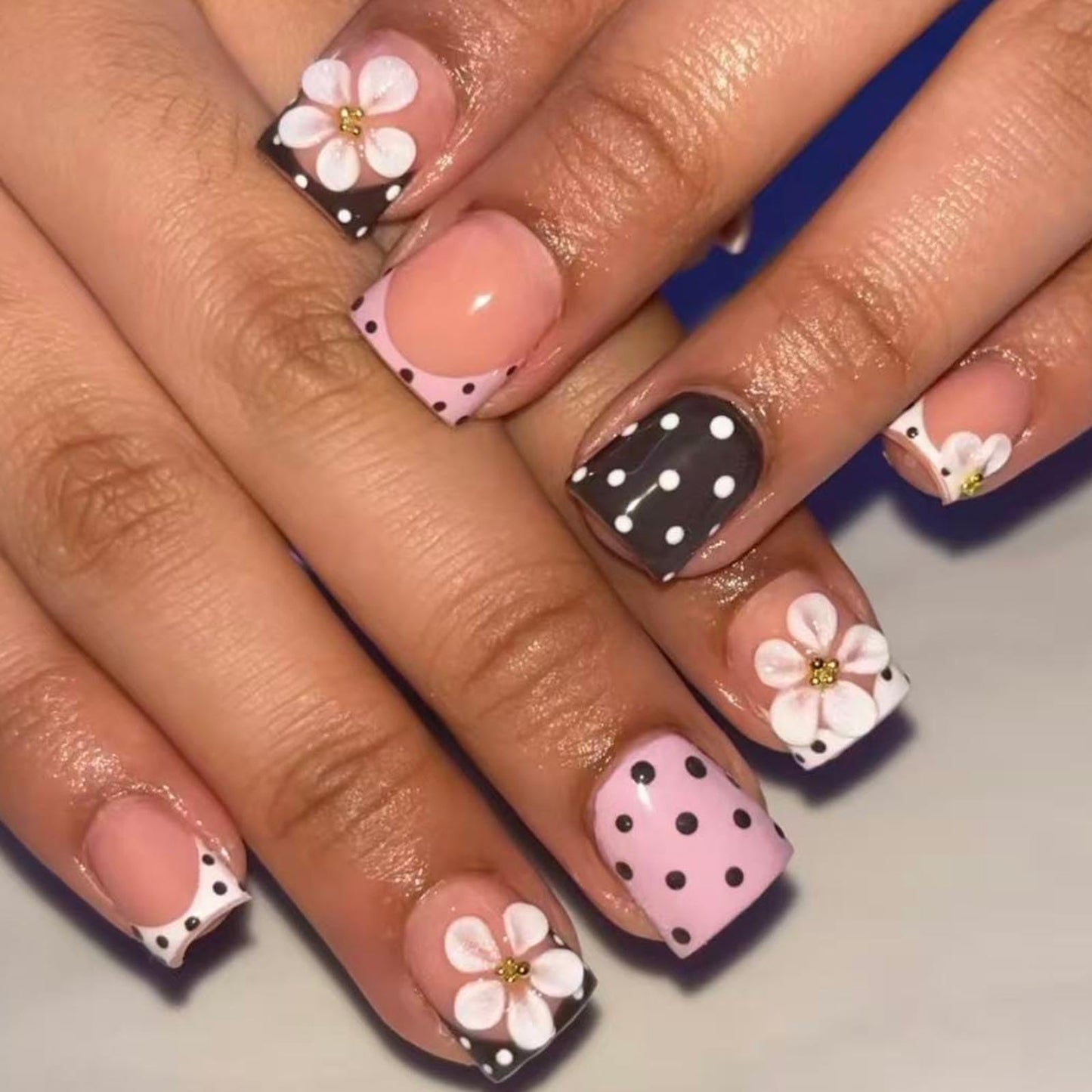French Tip Press on Nails Short Square Fake Nails with Polka Dots Flower Designs Cute Nails Press ons Pink Brown White Glue on Nails Spring False Nails Summer Stick on Nails for Women 24Pcs