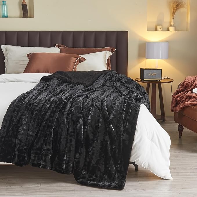 NEWCOSPLAY Super Soft Faux Fur Blanket Twin Size Black Sherpa Fuzzy Plush Warm Blanket for Sofa Bed (Black, Twin(60"x80"))