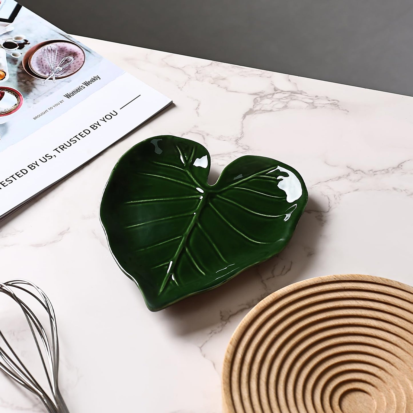 Koythin Ceramic Leaf-Shaped Spoon Rest, Decorative Spoon Holder, Elegant Kitchen Accessories (Green Leaves)