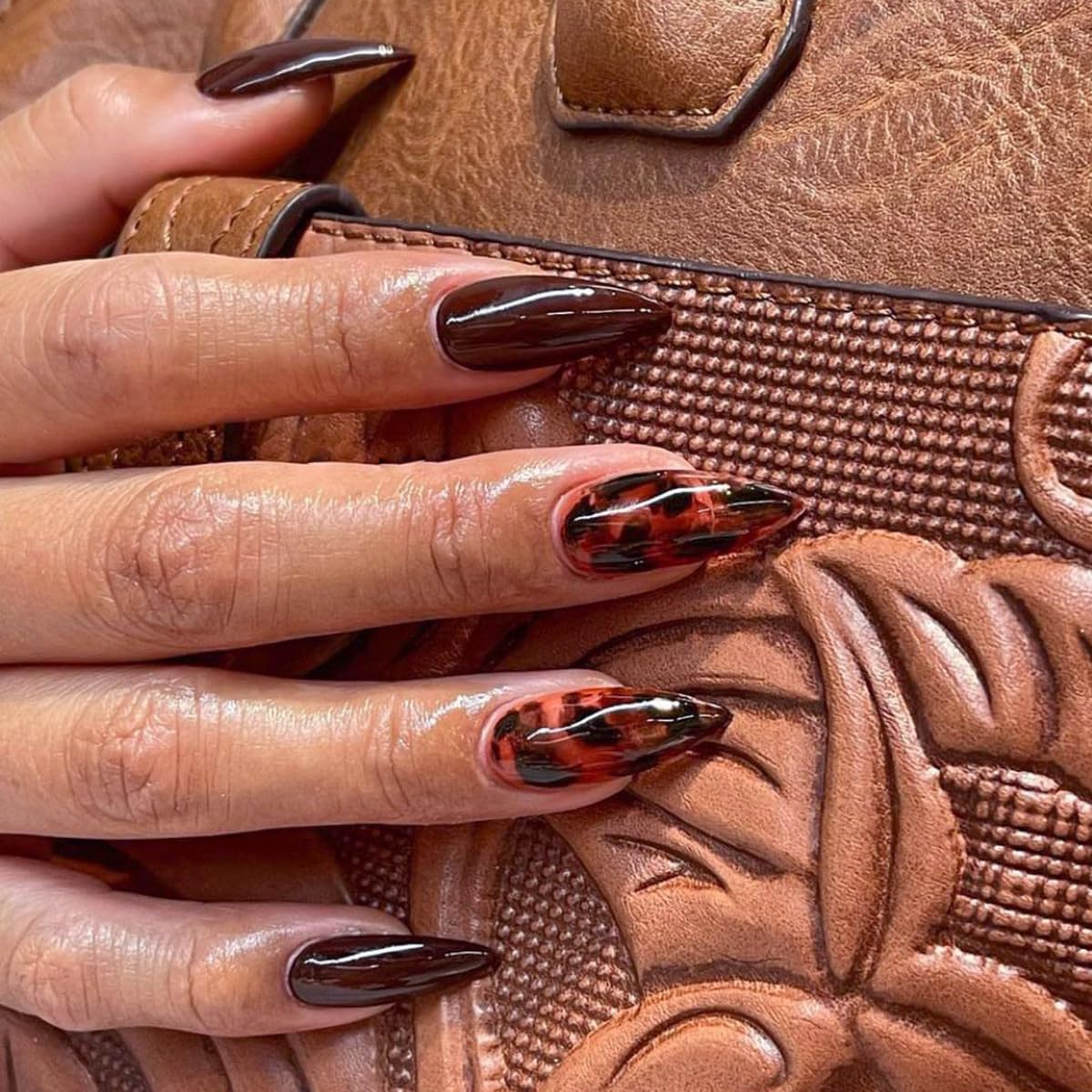 Faux Nails, Tortoiseshell Acrylic Press-On Nails, Set of 24, dark brown, leopard, for individuality, Almond shape