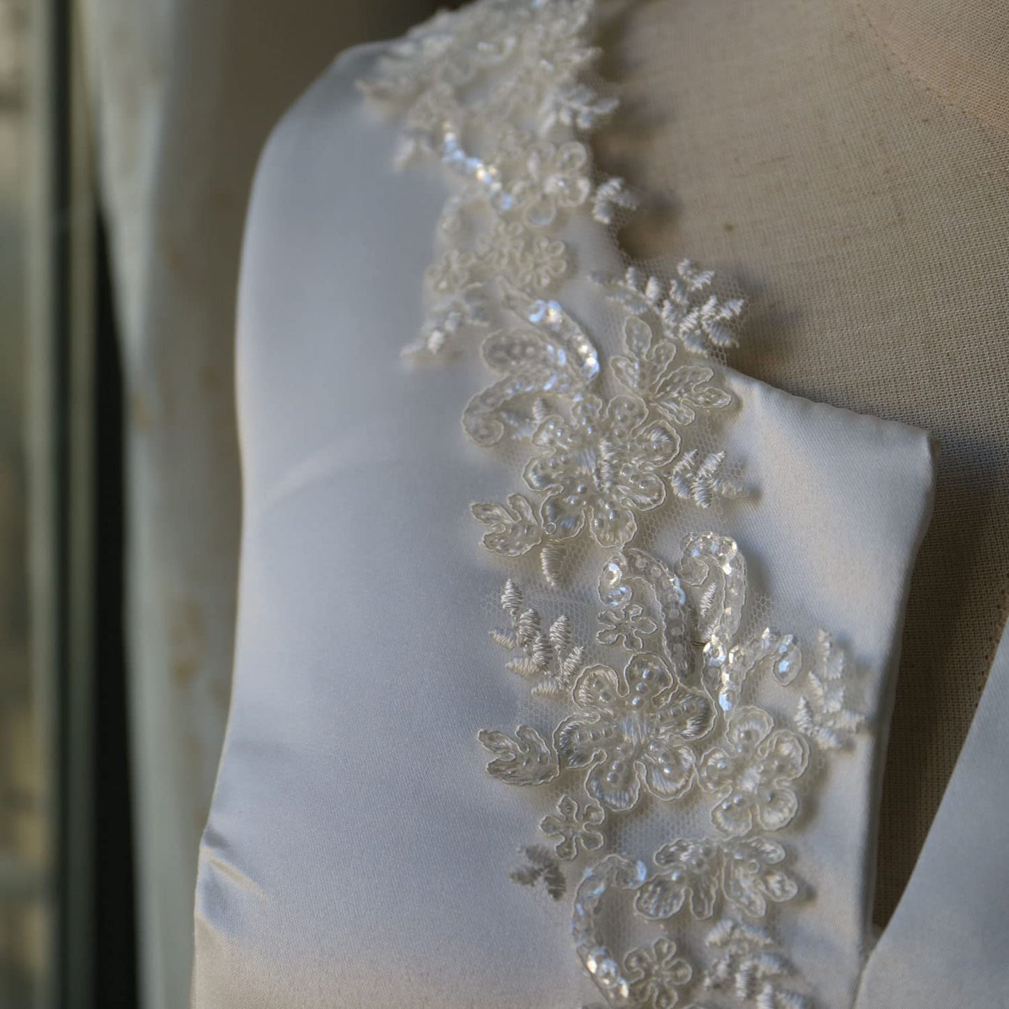 G-RUI 6cm*2yards Ivory White Luxury Beaded Embroidery Flower lace Appliques for Wedding Dresses Rhinestone Applique Patches Embroidery lace parches ropa (Off White Color)…