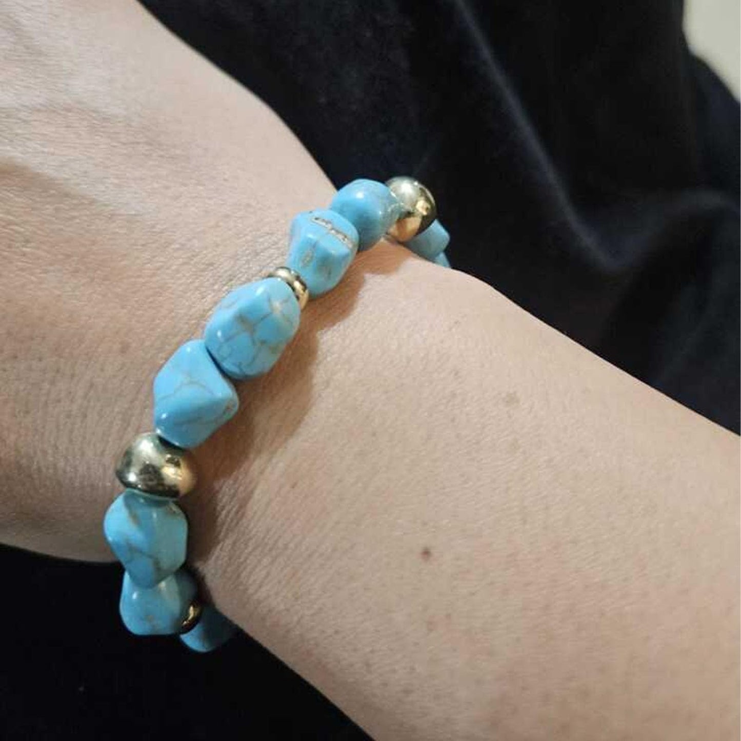 VIEKYBUTTY Blue Irregular Tumbled Turquoise Stone Bracelet, Gold Metal Accent Pulseras para Mujer Boho Jewelry for Women Daily Wear Women Bracelets Healing Energy Accessory