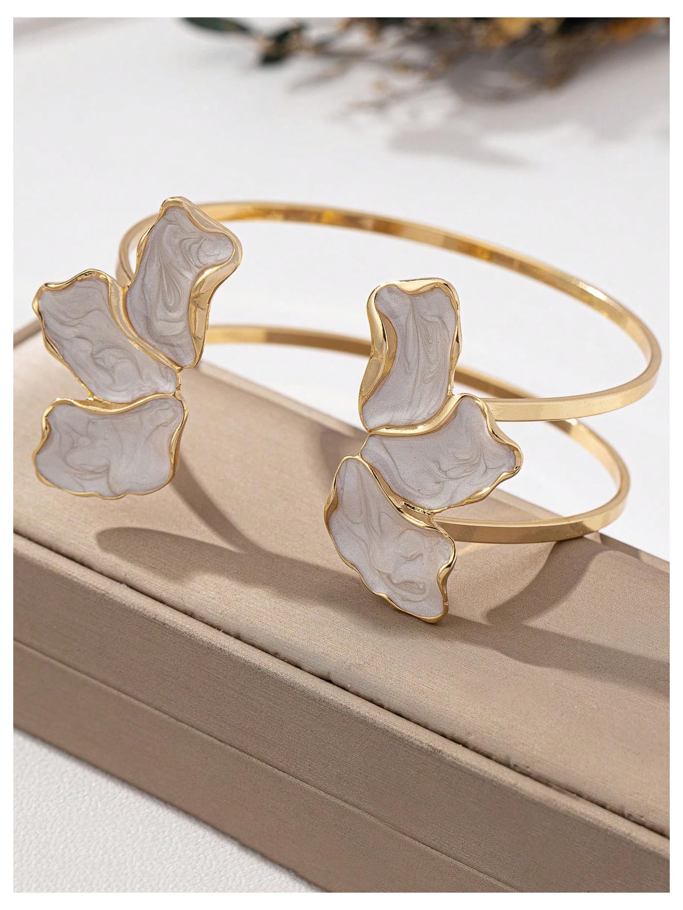 MakeMeChic Beach Gold Arm Cuff Jewelry for Women Bangle Band Armlet Flower Upper Arm Cuff Bracelet Summer Beach Essentials White One-Size