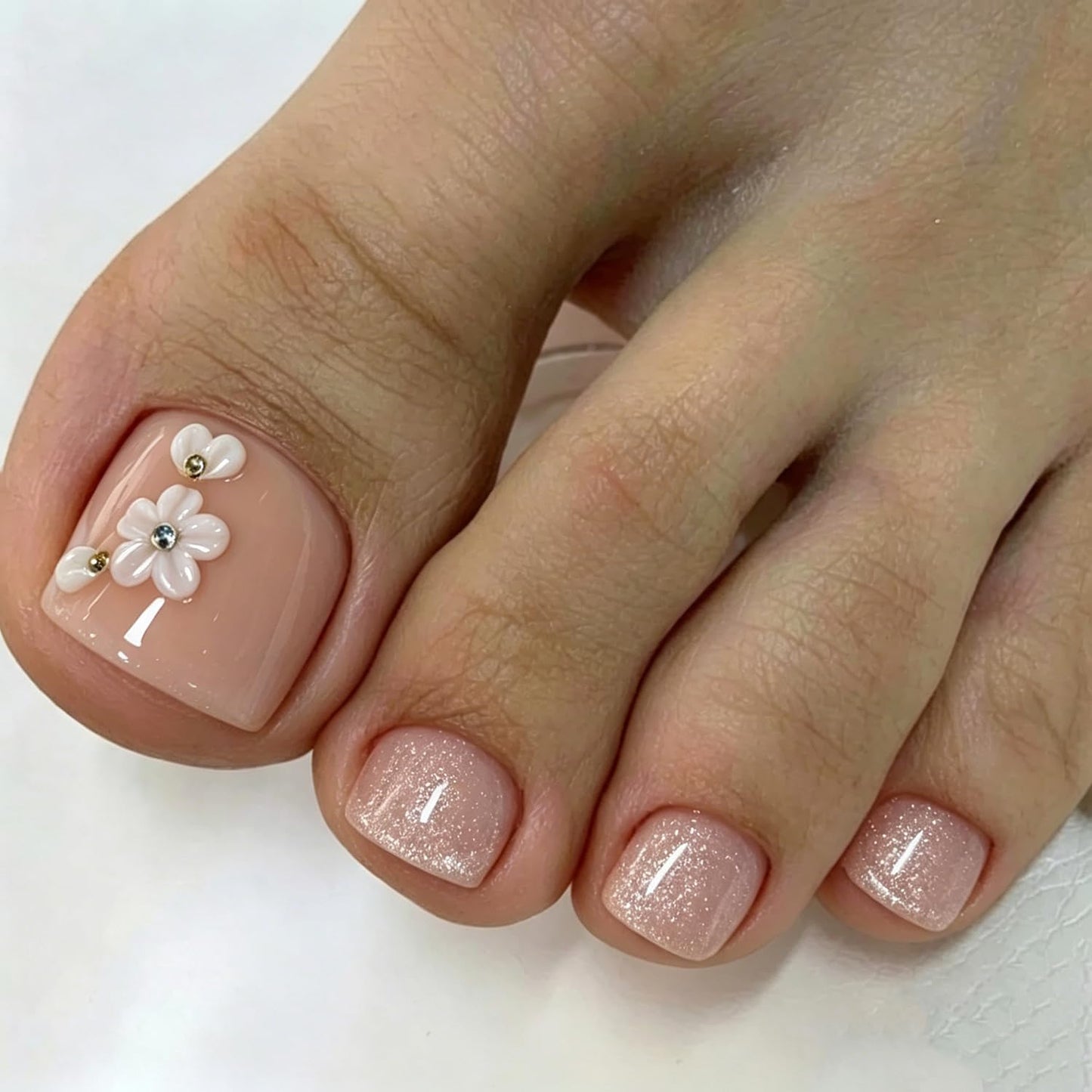 Handmade Press on Toenails White Flower Fake Toe Nails Tips Kit Press on Nails for Toes Glitter Muti-Layer Gel Thicked Acrylic Stick on Nails for Women Nail Supplies (S)