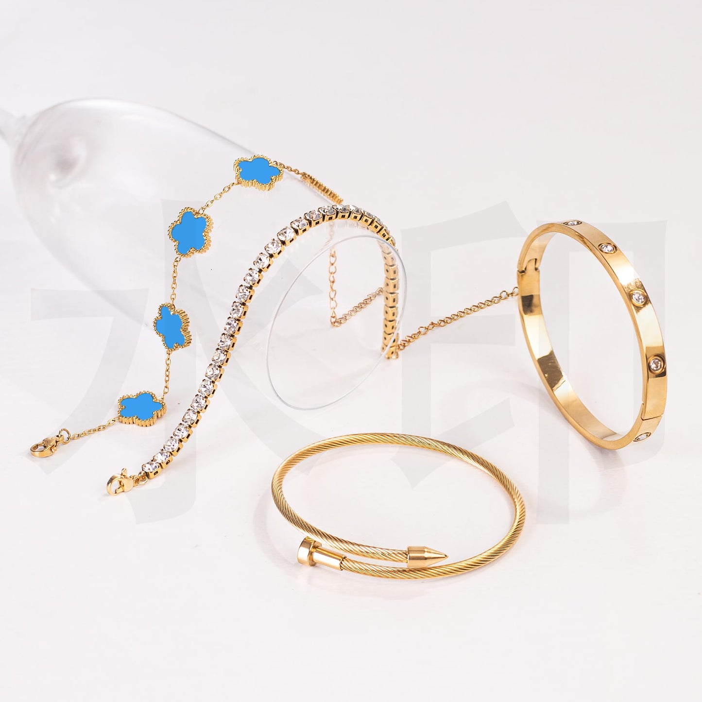 Lamdo 18K Gold Plated Womens Stackable Floral Gold Clover Bracelets Set Love Bangle Bracelets Non Tarnish, Gold Bracelet Set Trendy Jewelry,Gifts for Women's Day and Mother's Day