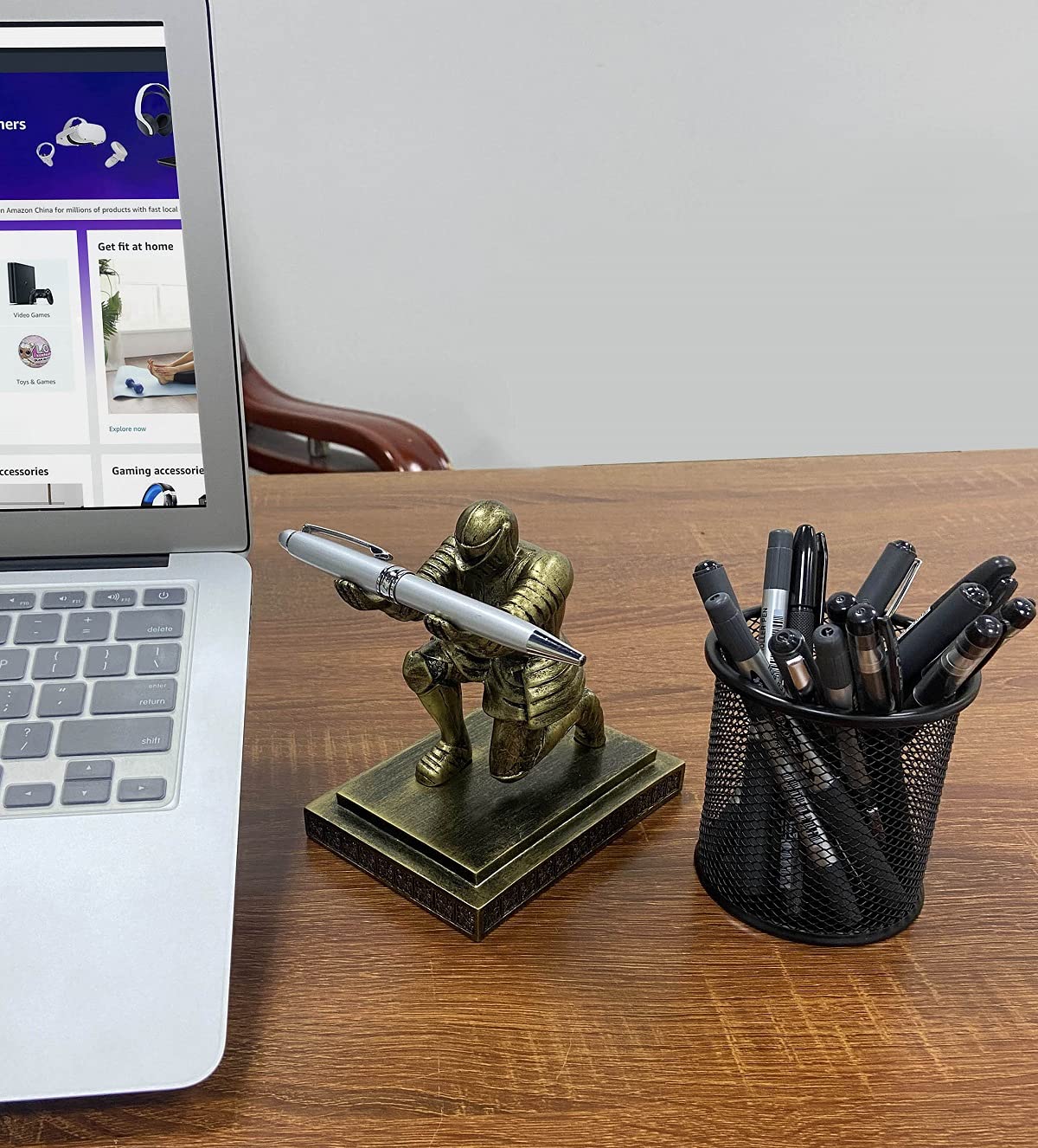 Ofiedx Executive Knight Pen Holder with a Pen Personalized Desk Accessories Decor Home Office Cool Pen Stand Gold
