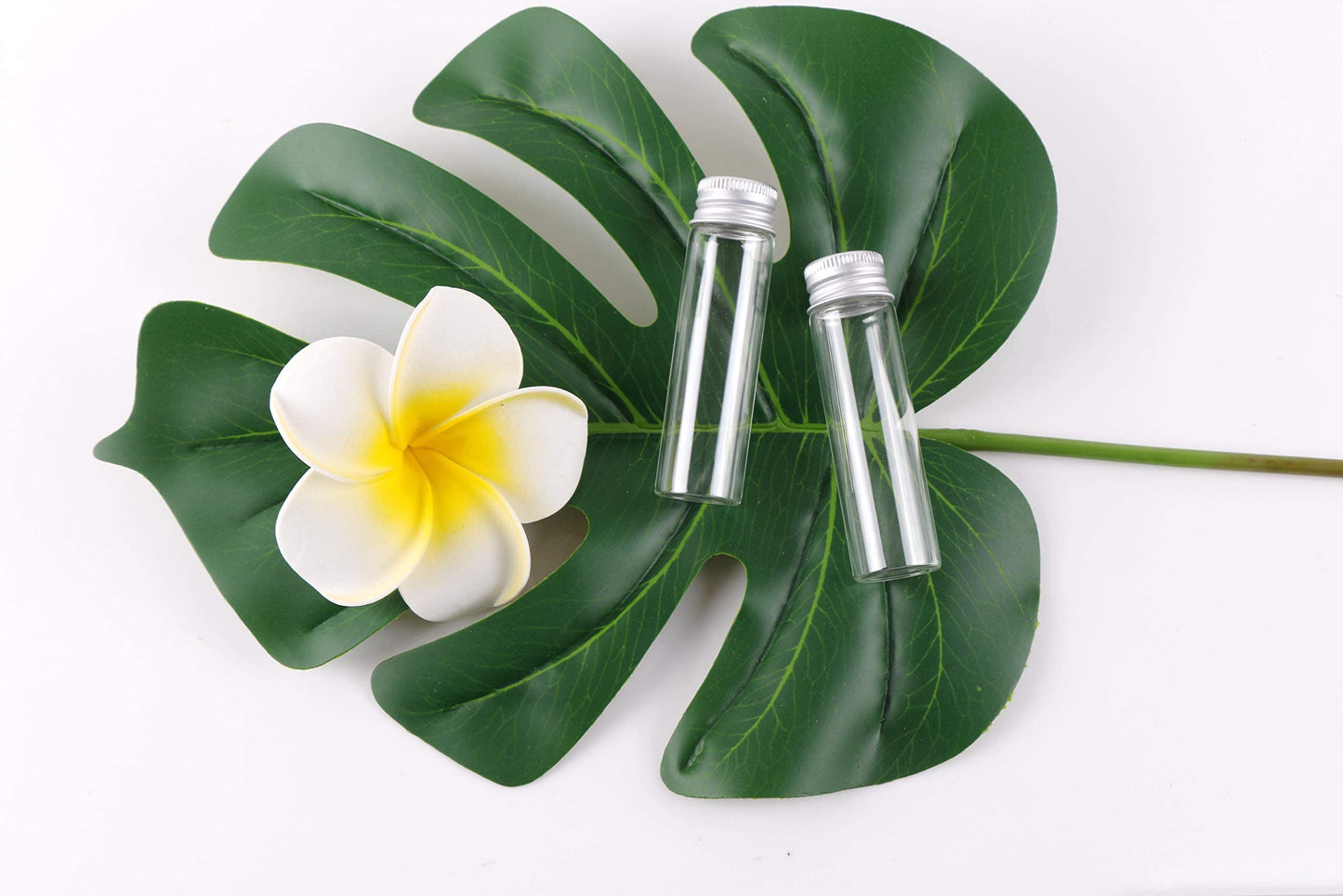 MaxMau 100 Tiny Glass Bottles Clear Small Vials 15 Milliliter Empty Mini Jars with Aluminum Screw Top Lids Sample Message Bottle Wedding Favors Decorations DIY Jewelry Accessories Liquid Hold Storage