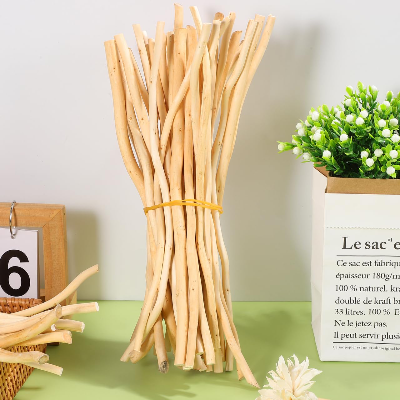 Ipetboom 50Pcs Natural Twigs for Crafts, 30Cm Natural Wood Craft Sticks Twigs for DIY, Wall Hanging Decor Rustic Texture Easy to Use for Handmade Card Making & Photo Props
