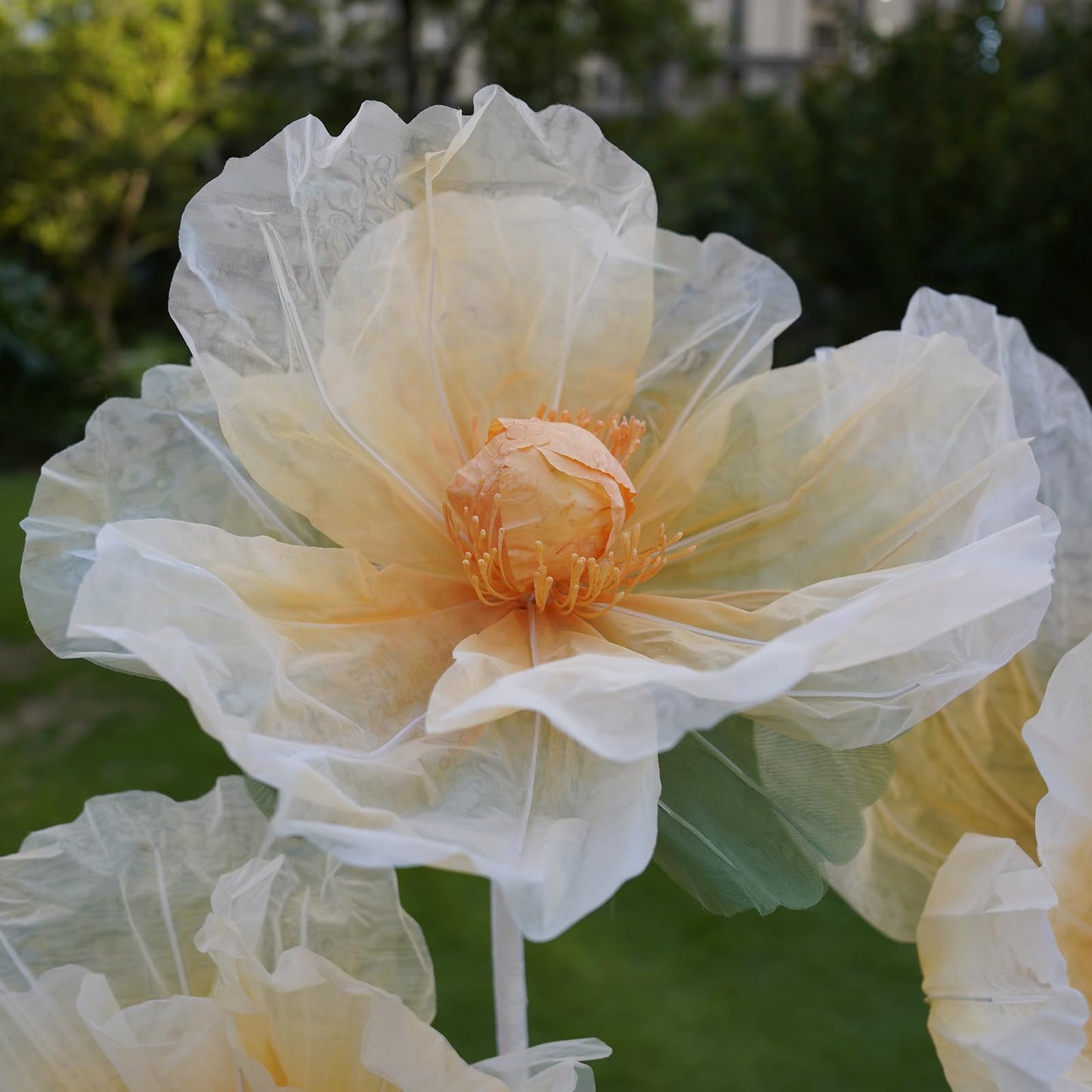 HAZHEYE Giant Artificial Flower Decor with Stand,Oversized Freestanding Gradient Statement Flower for Wedding Flower Decor,Event,Commercial Display,Photo Backdrop & Home Decoration (Champagne)
