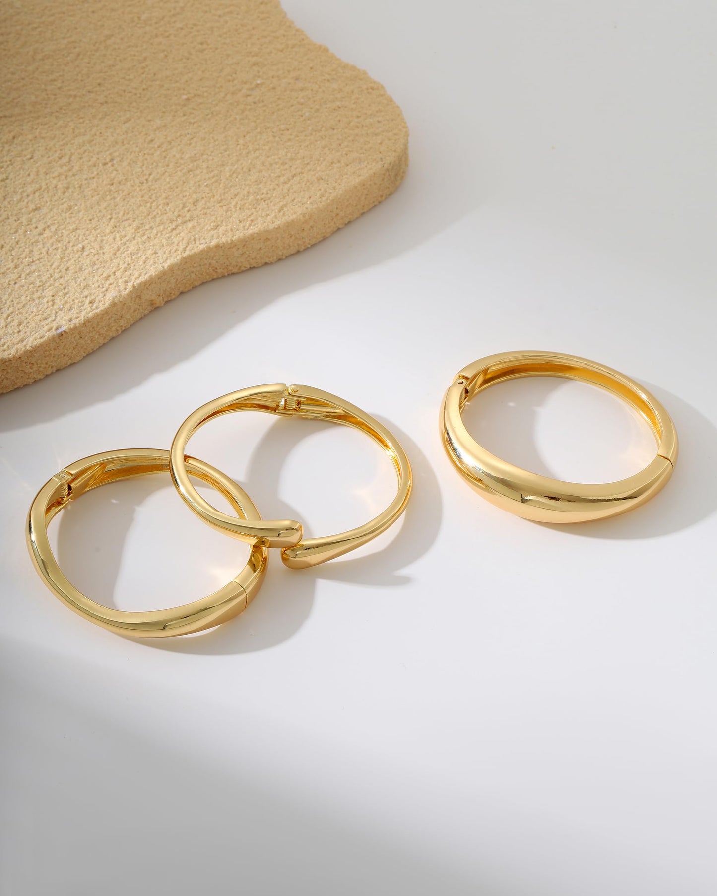 Solistra 3Pcs Gold Bangles Bracelets for Women,14K Gold Plated Hinged Opened Chunky Thick Gold Bracelet Stack Cuff Bracelets Statement Jewelry Set for Women