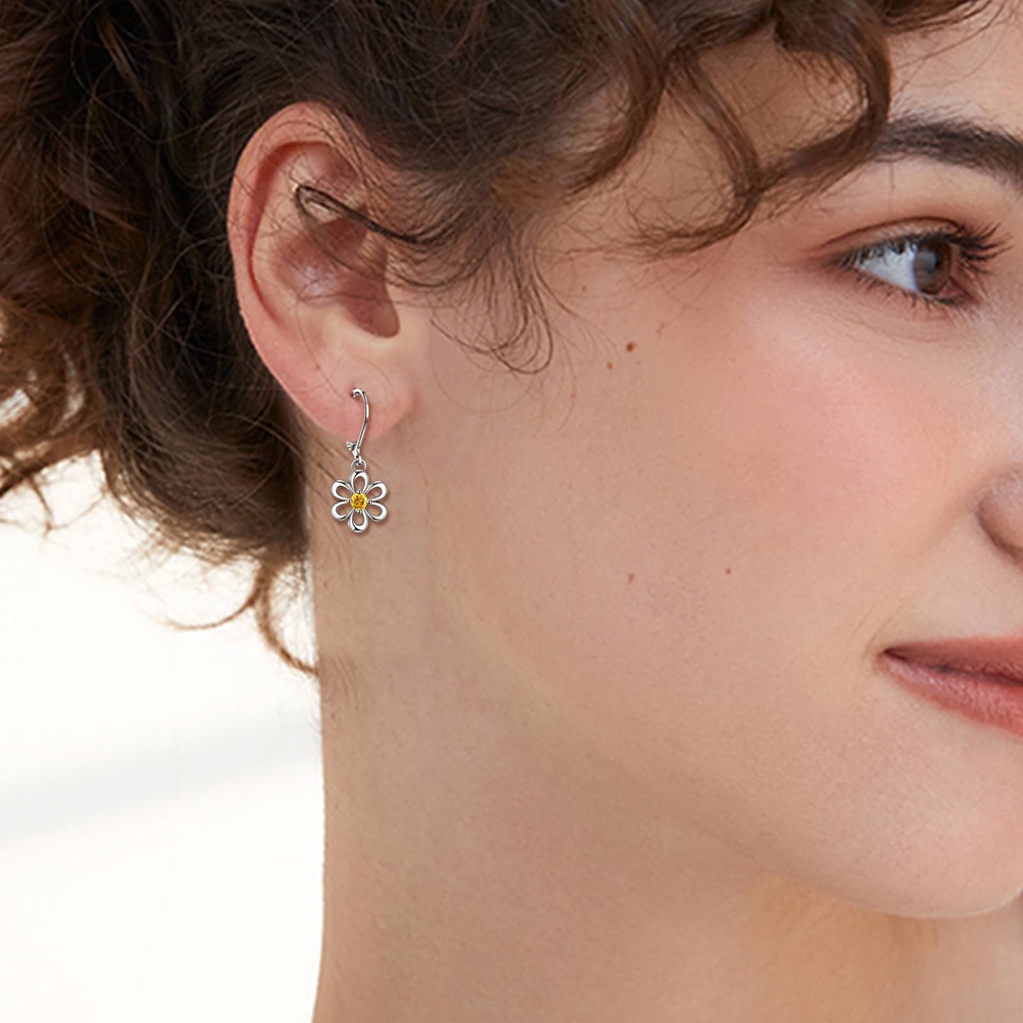 HELORET Daisy Earrings Daisy Leverback Earrings Dainty Flower Drop Dangle Earrings Flower Jewelry for Women Birthday