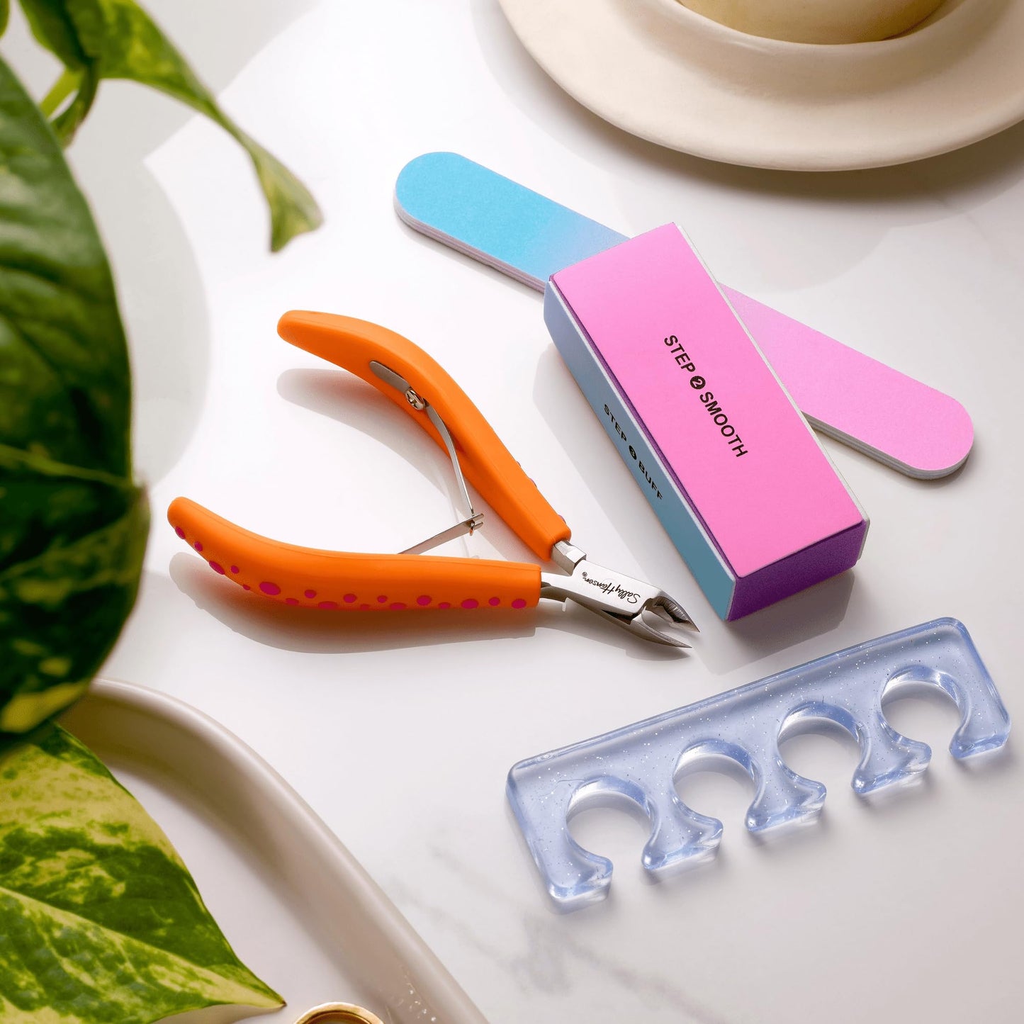 Sally Hansen Beauty Tools Salon Effects Pro Nip 'Em Neat Cuticle Nipper | Smaller Blade for Precision Trimming | Stainless Steel Contoured Handle, Controlled Grip