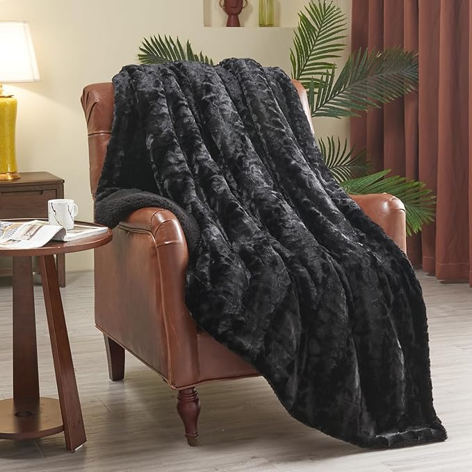 NEWCOSPLAY Super Soft Faux Fur Blanket Twin Size Black Sherpa Fuzzy Plush Warm Blanket for Sofa Bed (Black, Twin(60"x80"))