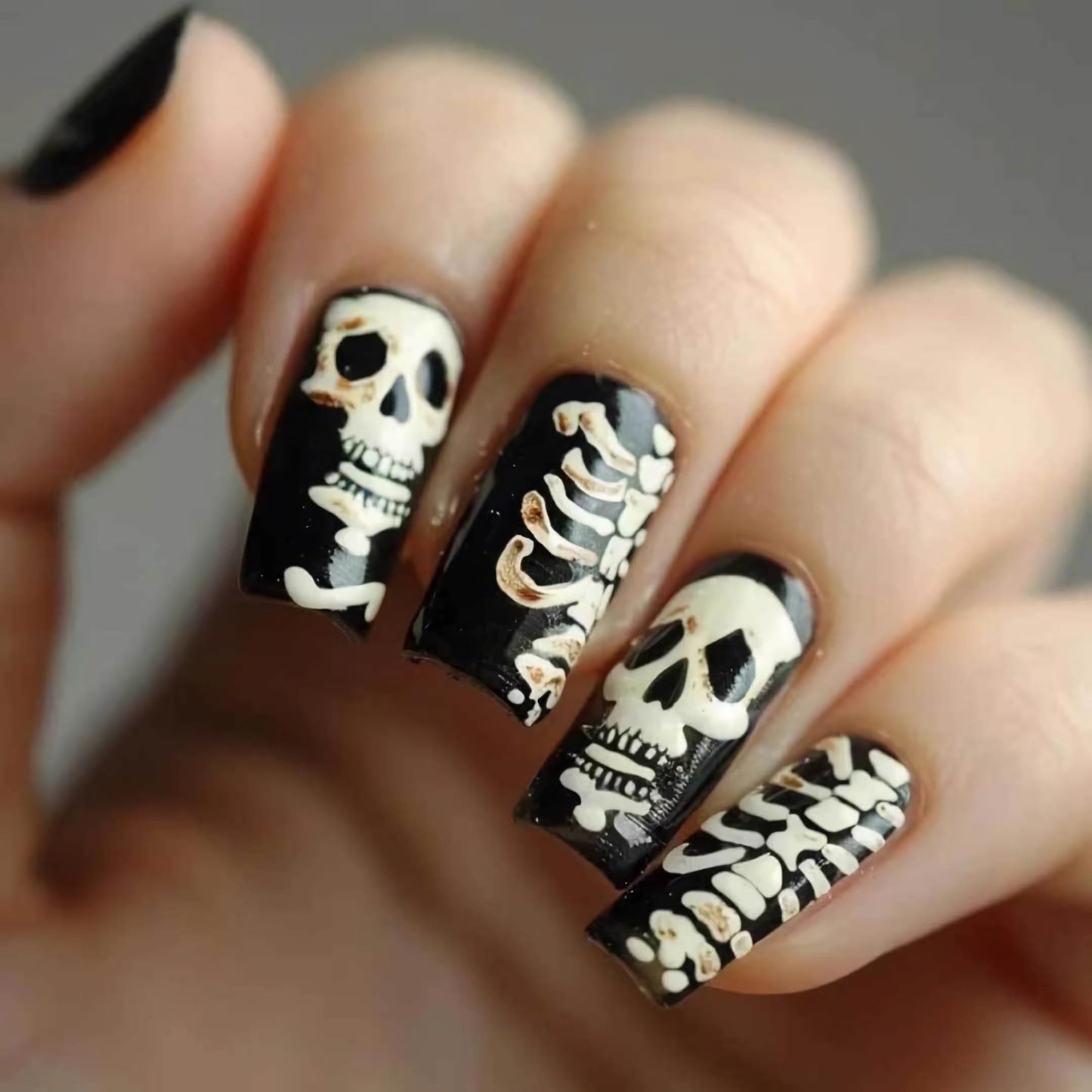 BABALAL Press on Nails Medium Square Fake Nails Black Gothic Glue on Skull Glossy Acrylic False Nails 24Pcs Squoval Manicure Full Cover Artificial Nails for Women Girls