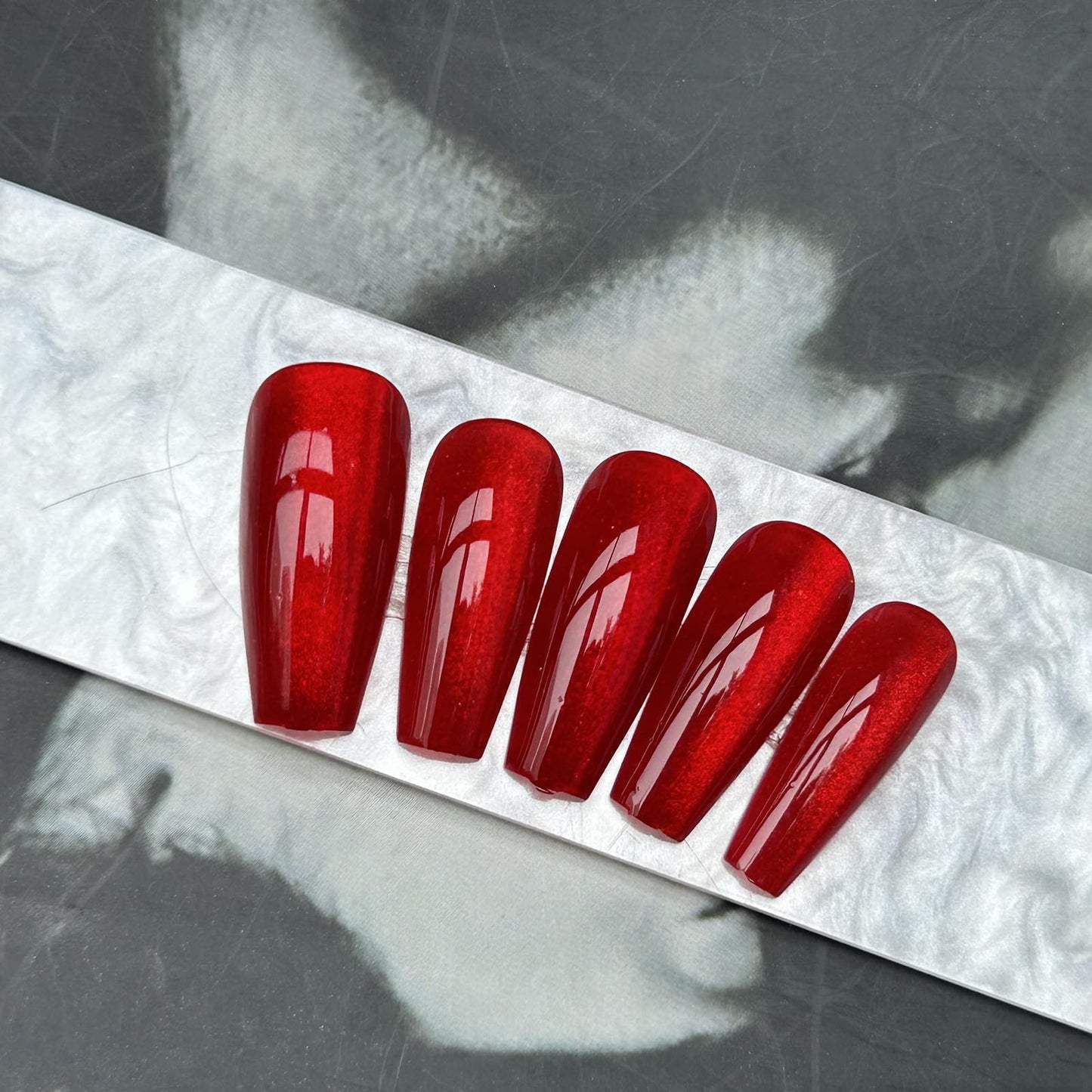 KKUUOO Wine Red Press on Nails Medium Coffin Fake Nails Gradient Design False Nails Shiny Acrylic Nails Full Cover Stick on Nails for Women Manicure 24 Pieces