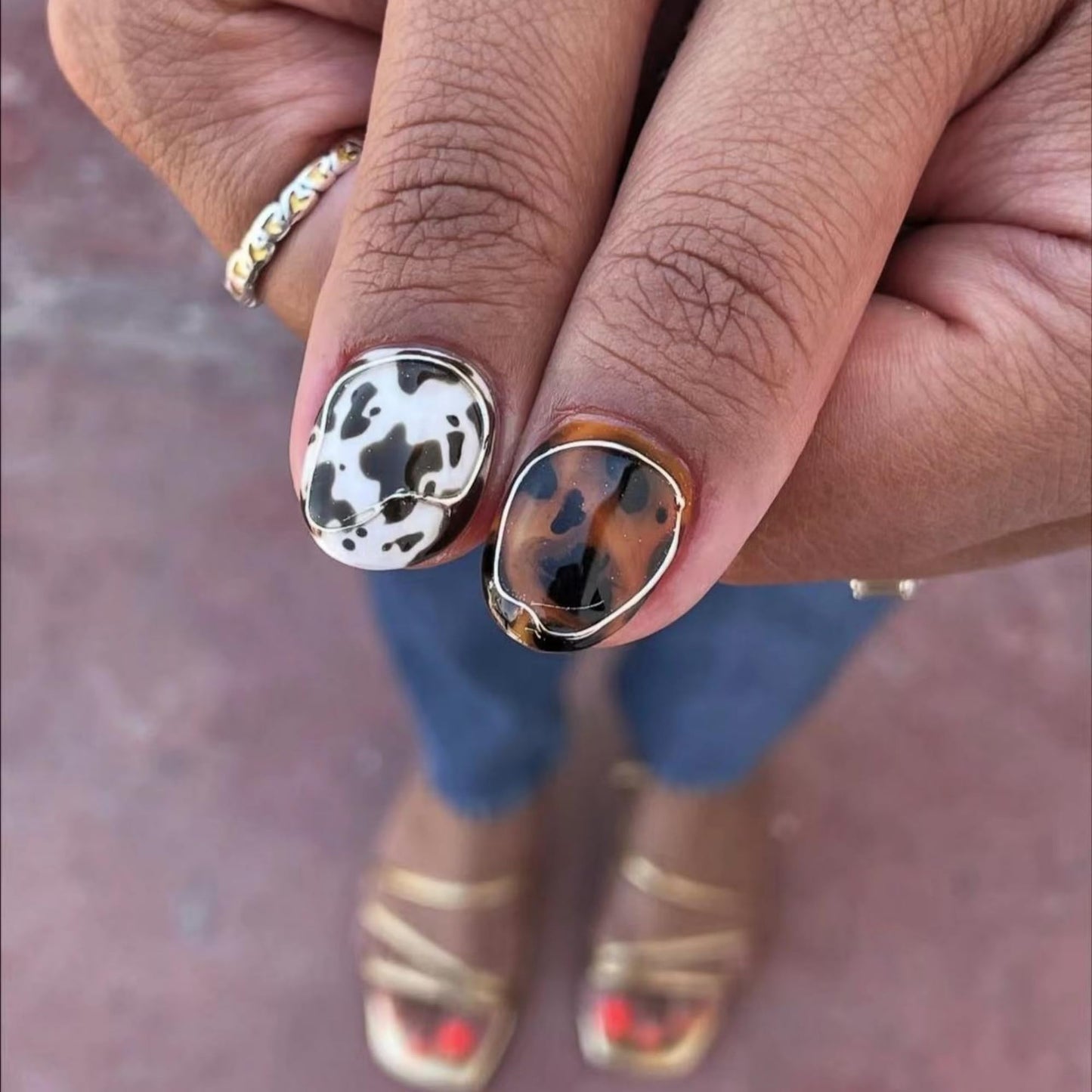 Short Press on Nails Almond Fake Nails Brown Artificial Nail Tortoise ShellDesigns Stick on Nail for Women 24pcs