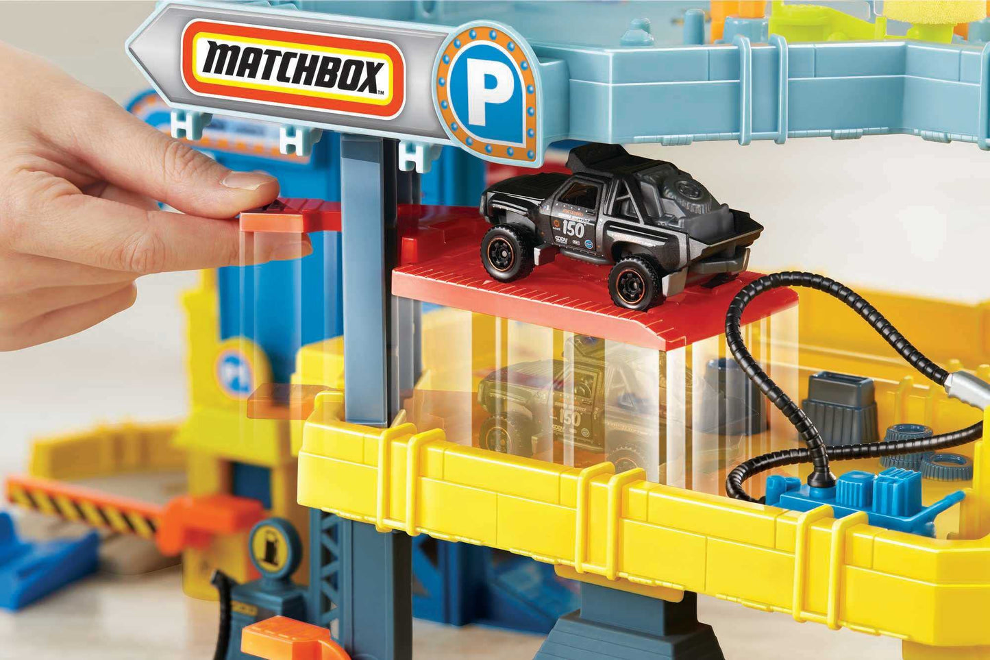 Matchbox Toy Cars Playset, 4-Level Garage & 1:64 Scale Tow Truck, Kid-Powered Elevator, Car Repair Station & Spiral Ramp