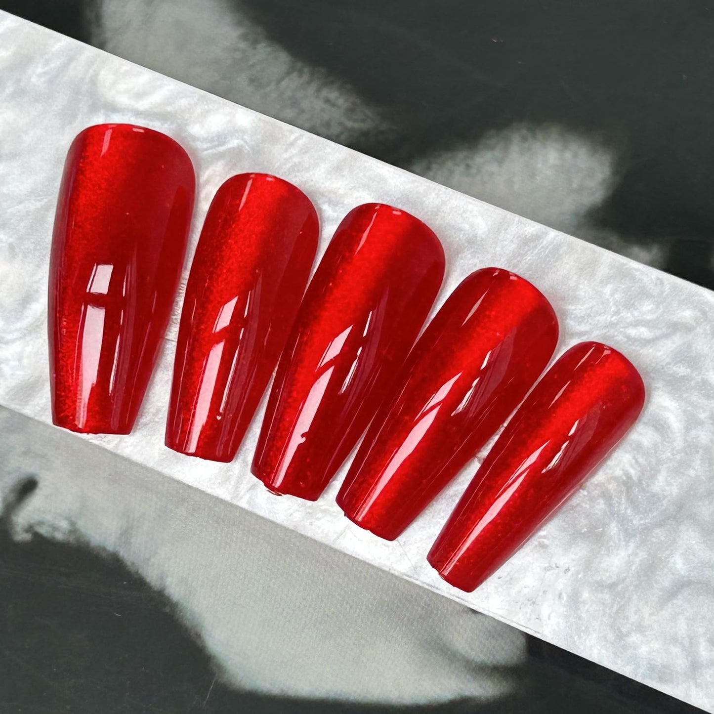 KKUUOO Wine Red Press on Nails Medium Coffin Fake Nails Gradient Design False Nails Shiny Acrylic Nails Full Cover Stick on Nails for Women Manicure 24 Pieces