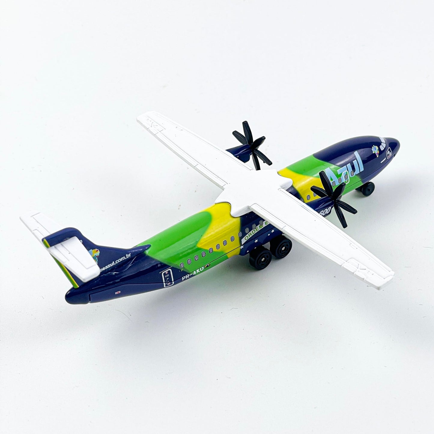 WngAur Die-Cast Propeller Airplane Model – Alloy Plane with Rolling Wheels – Miniature Aircraft Collectors & Aviation Enthusiasts