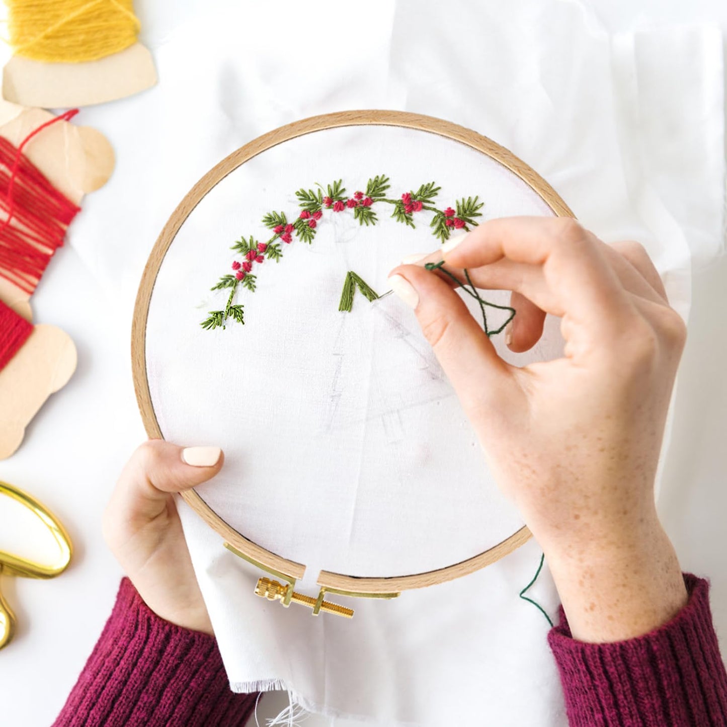 4 PCS Embroidery Fabric with Frame 2 Sizes, 4 Bamboo Embroidery Hoops and 4 Pre-Cut White Cotton Fabric Squares, Cross Stitch Hoops and Frames, for Art Craft Sewing