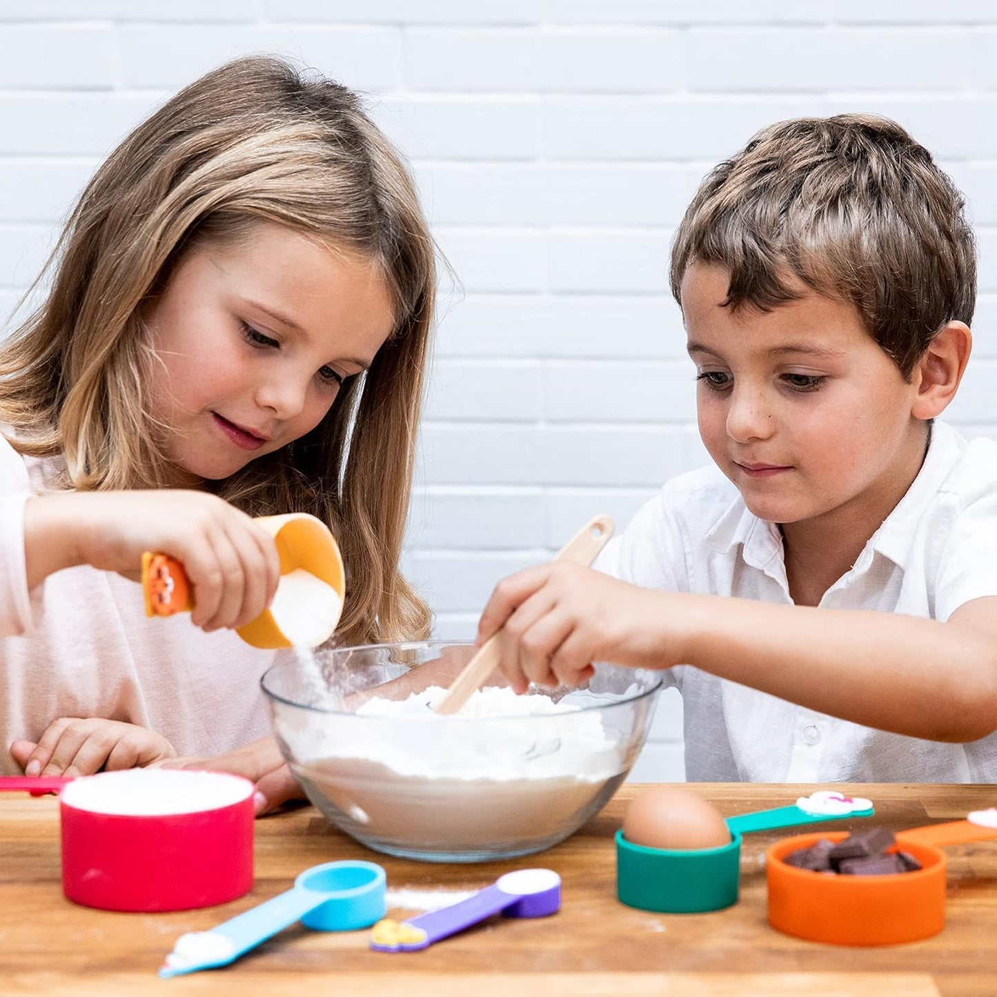 Chefclub Kids E-Book Starter Kit - Illustrated Multi-Language Recipe eBook with BPA-Free Color-Coded Measuring Cups, Montessori-Inspired Learning Tool for Cooking & Baking Dry or Liquid Ingredients