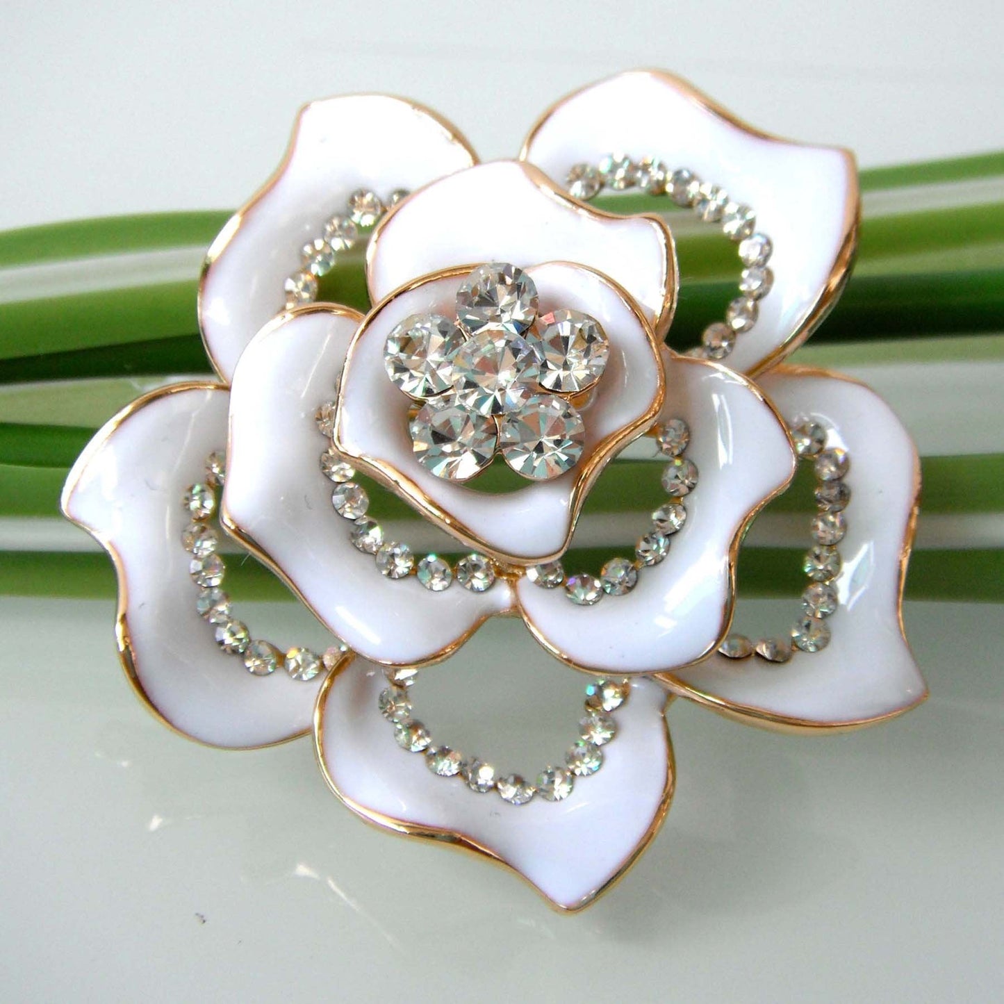 Navachi 18k Gold Plated Clear Crystal White Enamel Flower Az7433b Brooch Pin