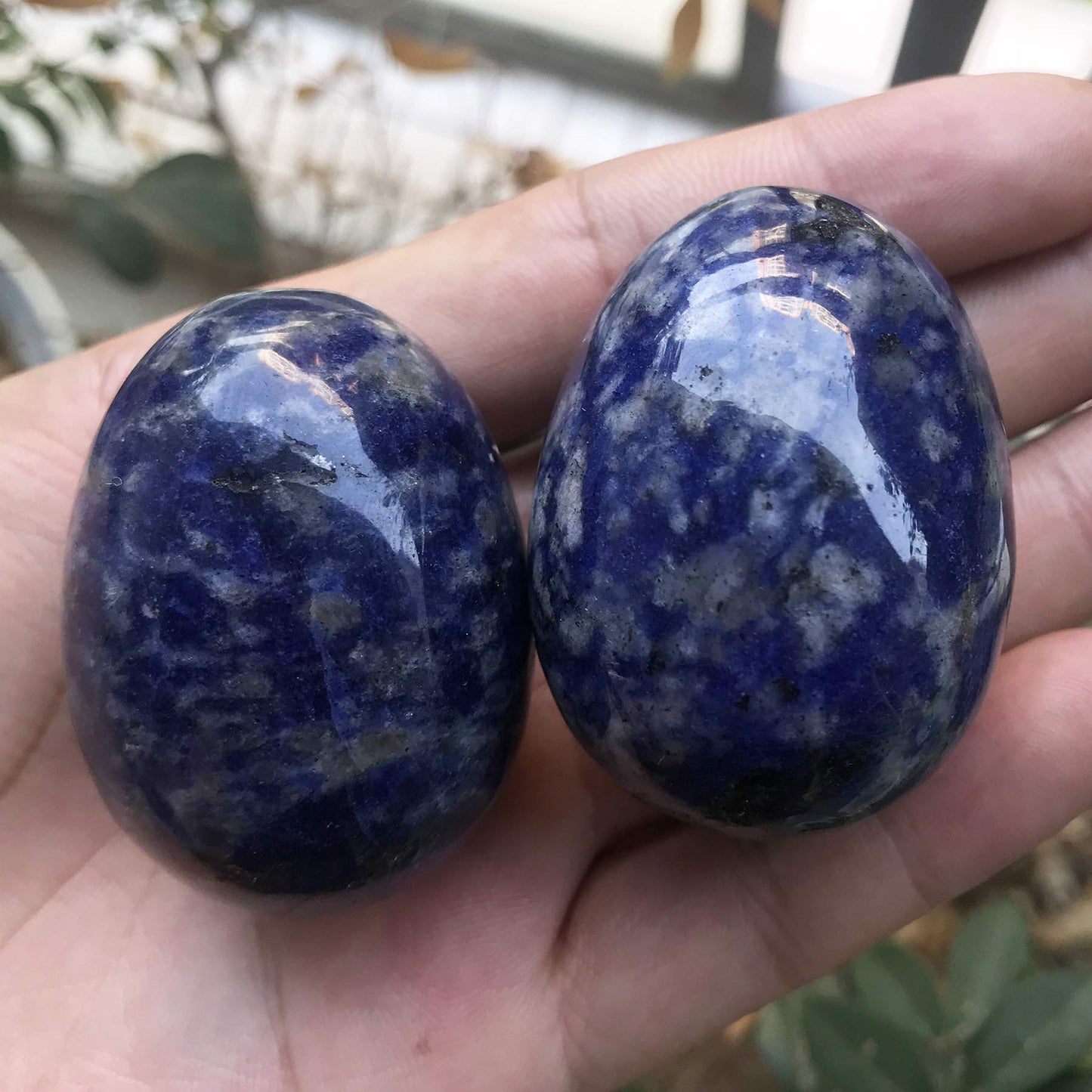 Fekuar Stone Egg Figurine, Polished Healing Crystal Easter Eggs Sphere Sculpture with Wood Stand, Natural Sodalite, 1.8"