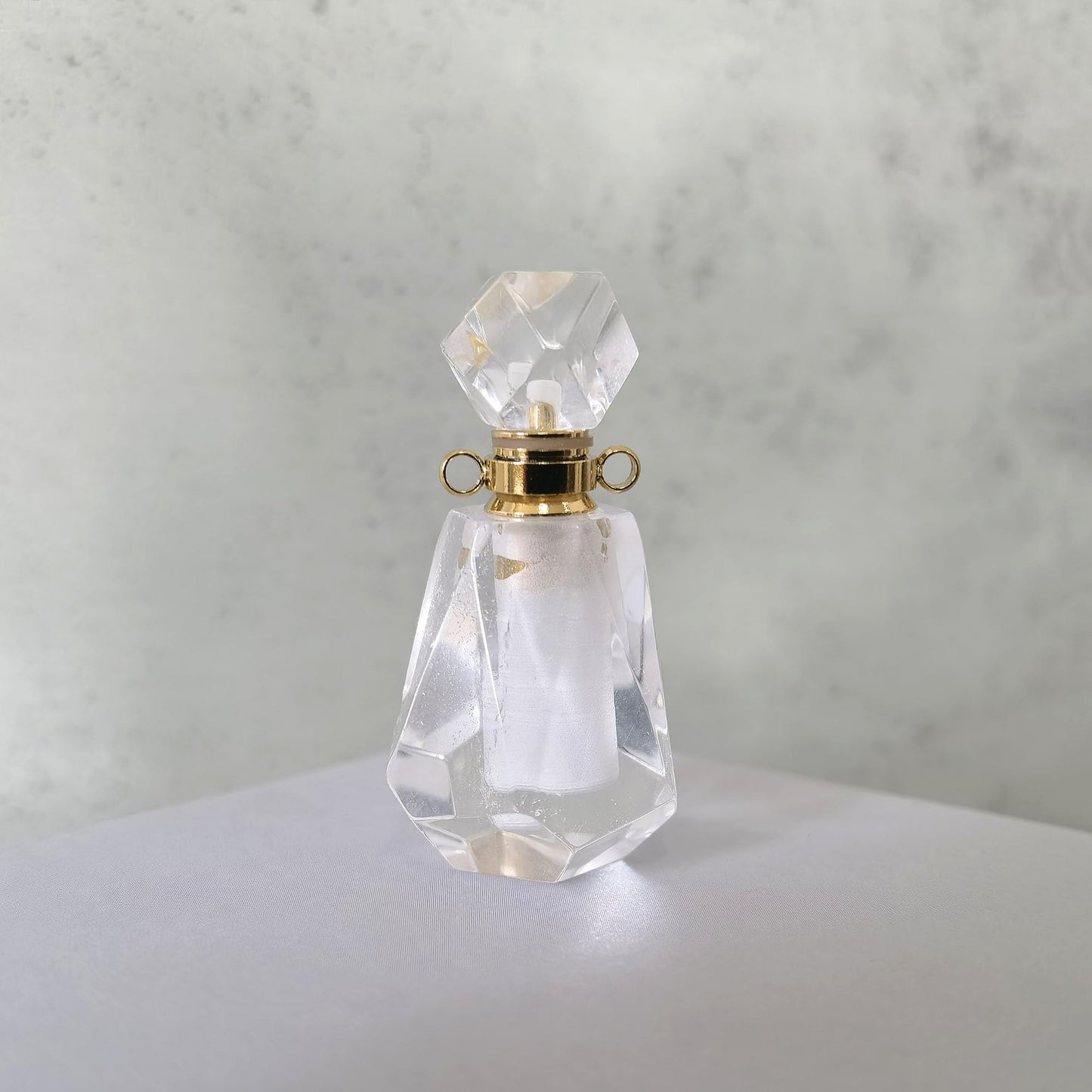 Ladywowu Perfume Bottle Necklace Heart Shape, Amethyst Necklace Healing Crystal for Women, Essential Oil Diffuser Bottle Necklace Jewelry for Liquid (Poly Clear Quartz-Gold)