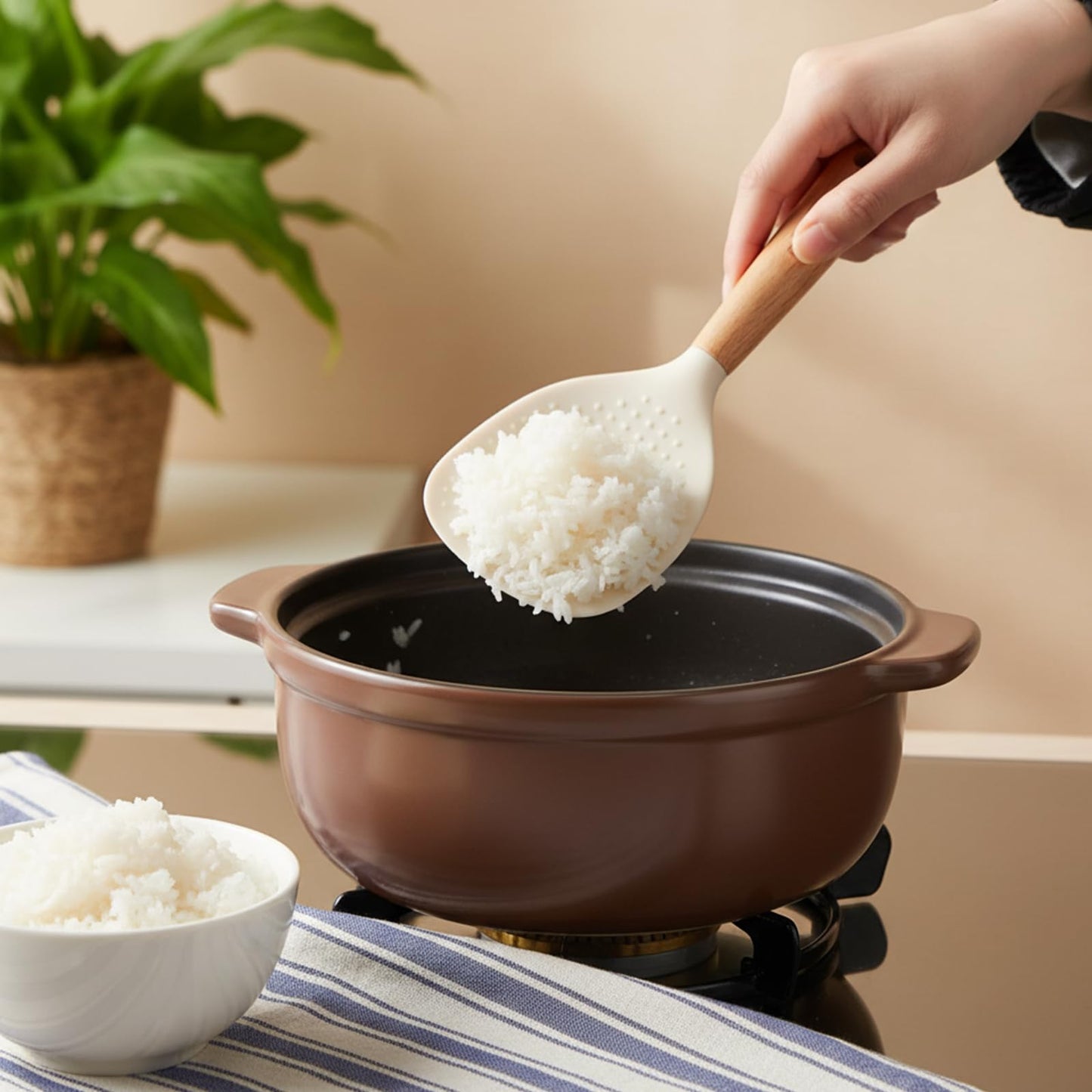 White Standing Silicone Rice Spoon Paddle, Non-stick Silicone Rice Spoon Household Rices Shovel Heat Resistant Anti-scalding Durable Rices and Potato Server Spoons(White)