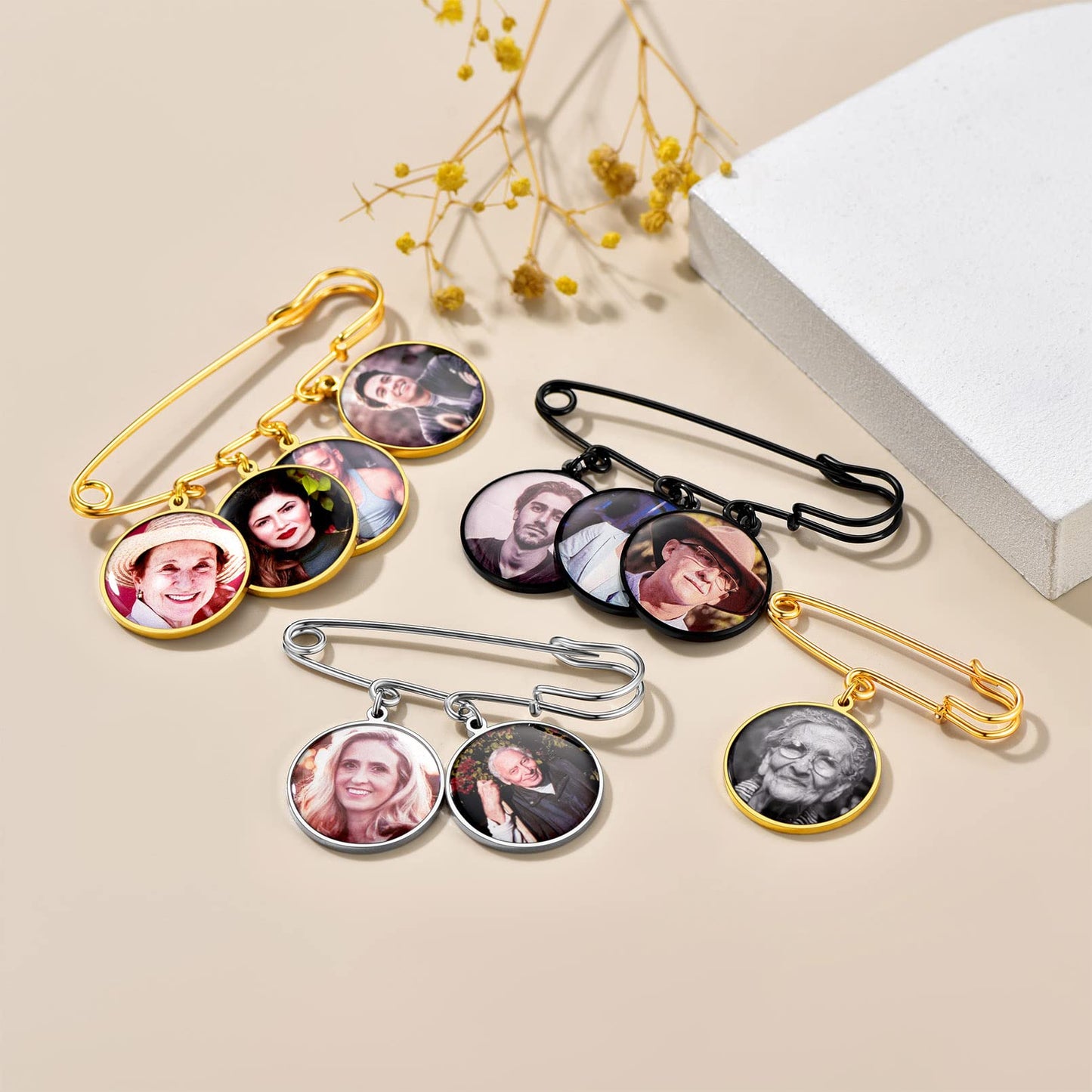 Custom4U Wedding Bouquet Charms Memorial Engraved with 4 Pictures Round Shaped Memory Photo Charm for Bride Groom Mother Father