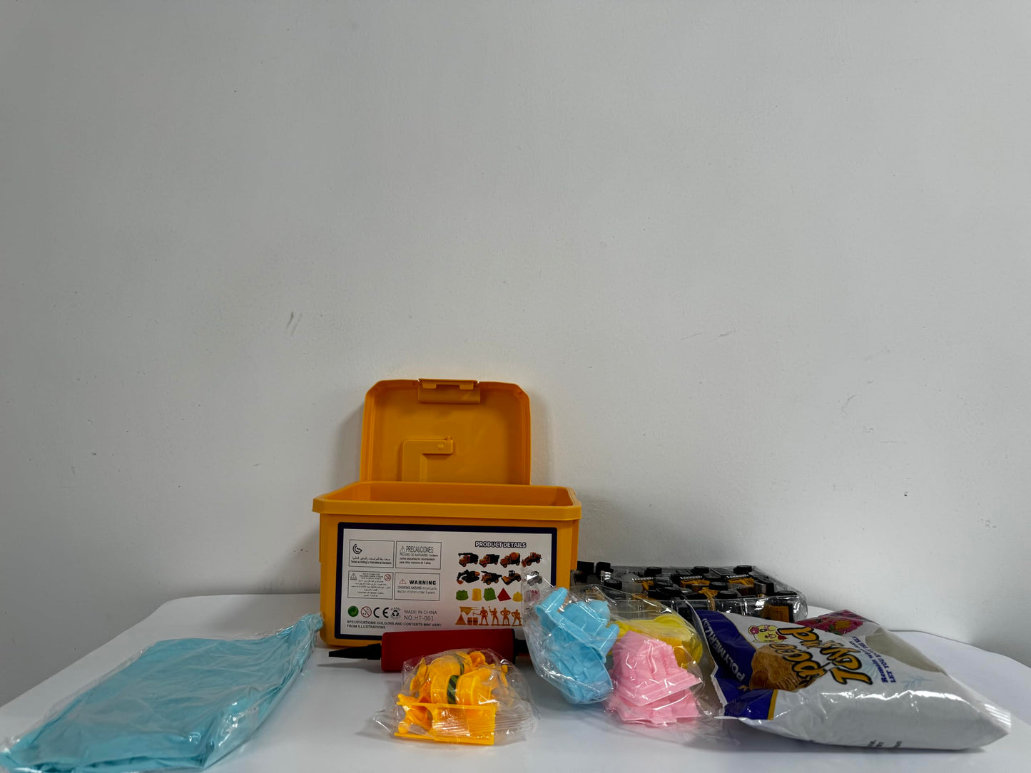 Play Construction Sand Kit,2.2lbs Magic Sand,8 Alloy Construction Vehicles,1 Inflatable Sandbox,8 Worker Figures and Road Signs,6 Castle Molds,1 Storage Box, Sensory Toys for Kids Ages 3+