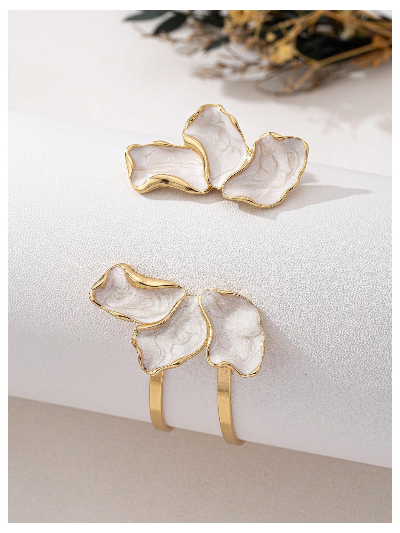 MakeMeChic Beach Gold Arm Cuff Jewelry for Women Bangle Band Armlet Flower Upper Arm Cuff Bracelet Summer Beach Essentials White One-Size