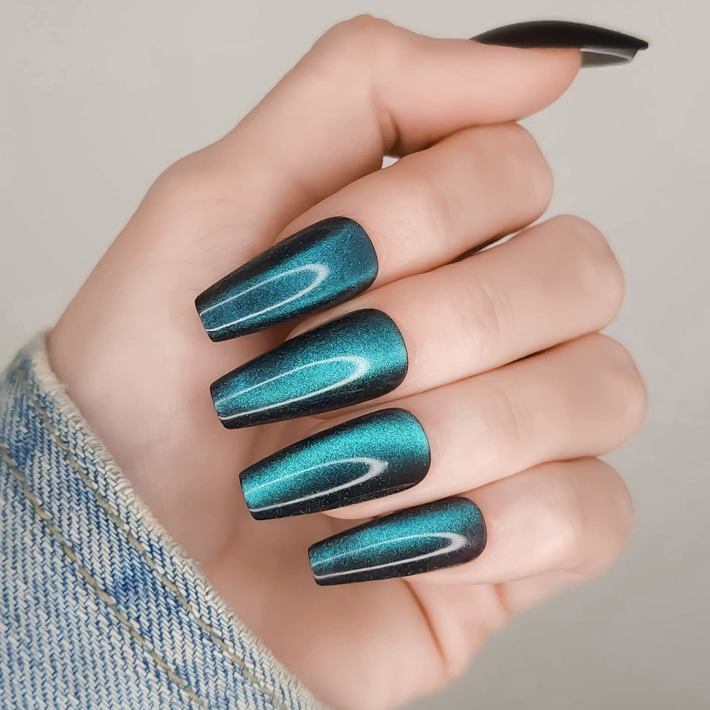 Hypnaughty 24 Pcs Ocean Cat Eye Effect Blue Glossy And Sparkly Coffin Long Press On Nails With Nail Kit And Glue (Ocean Cat Eye)