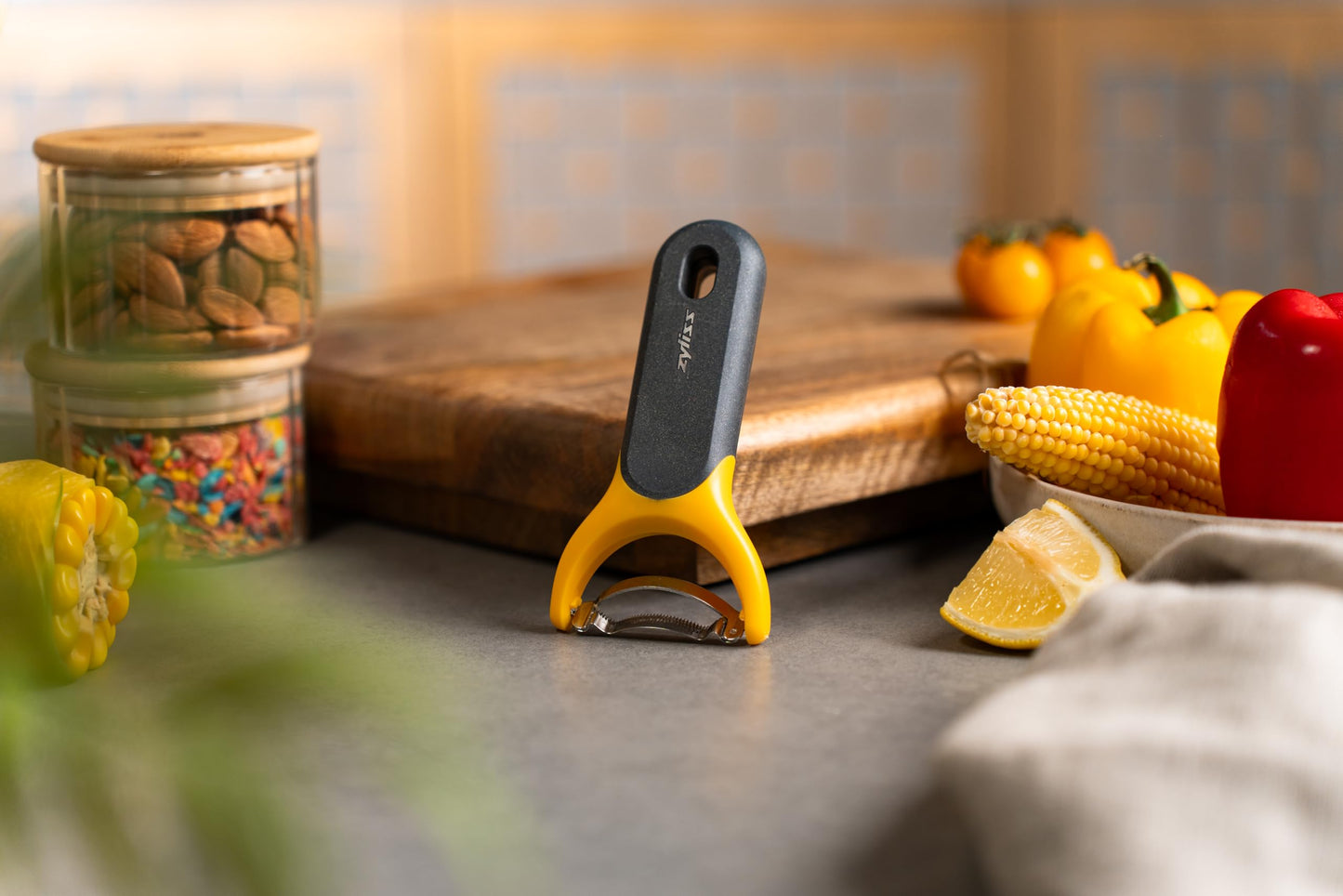 Zyliss Corn Stripper – Extra Sharp Corn on the Cob Stripper Tool & Kernel Remover with Stainless Steel Serrated Blade – Ergonomic Handle – Dishwasher Safe – Yellow/Black
