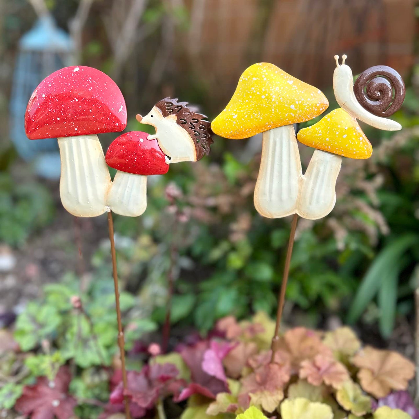 MGSYPHOME 2 Pack Metal Mushroom Decorative Garden Stakes，19.6" Outdoor Garden Decor Rust Proof Metal Flower Decoration,Spring Yard Art Decorations for Lawn Patio,