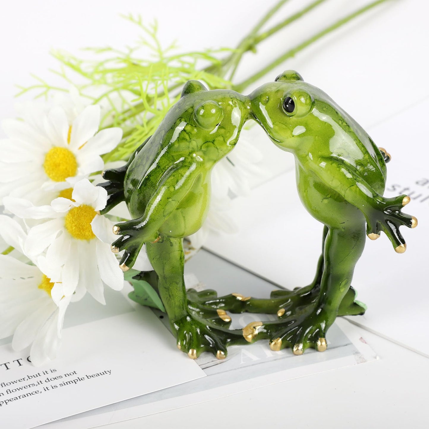 SAISHUO Kissing Frog Couple Figurine Romantic - 1 Set Frog Statues Unique Animal Tabletop Shelf Decoration for Home Garden Patio and Office