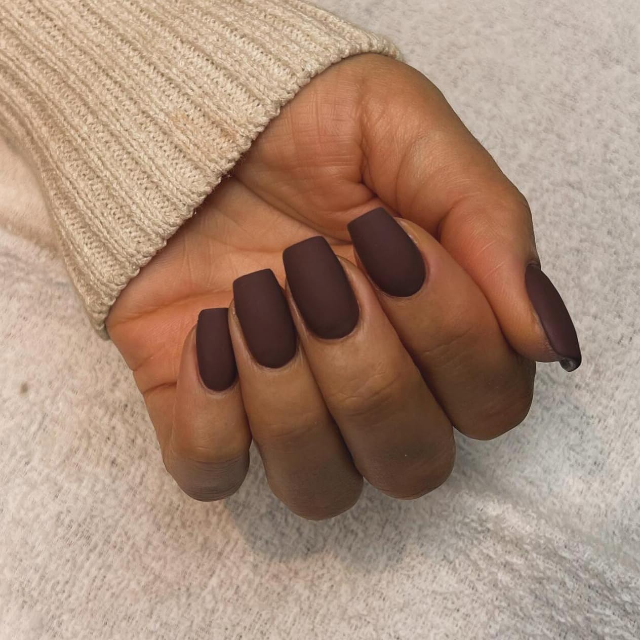 KQueenest Matte Dark brown Press on Nails Short Medium Square Glue on Nails Set Solid Color Fake Nails Short Coffin Acrylic Nails Press on Gel Nails for Women Fall Winter in 24 Pcs
