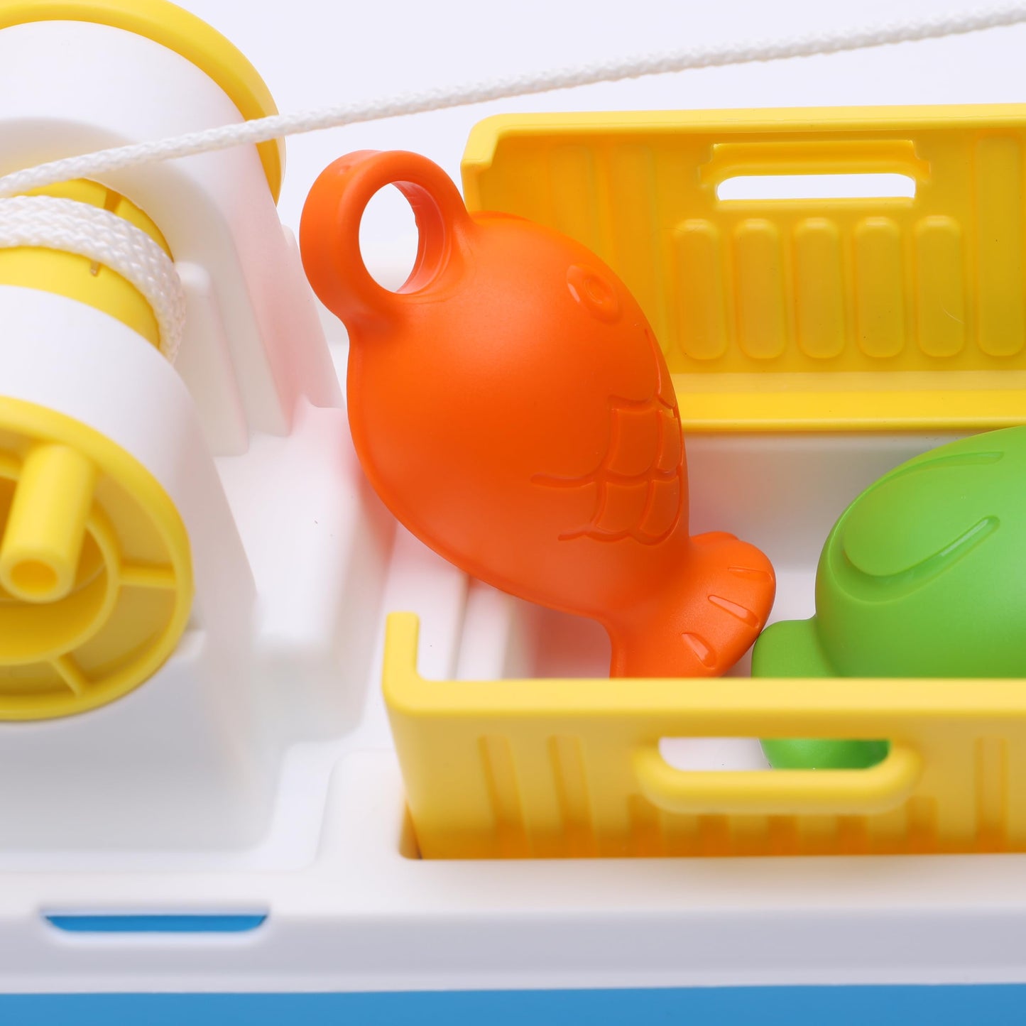 Toyland® 40cm (16") Colourful Fishing Boat with Moveable Doors, Fishing Hook & 4 Plastic Fish - Kids Floating Water Toy - Pool & Bathtime Toys - 3 Years+