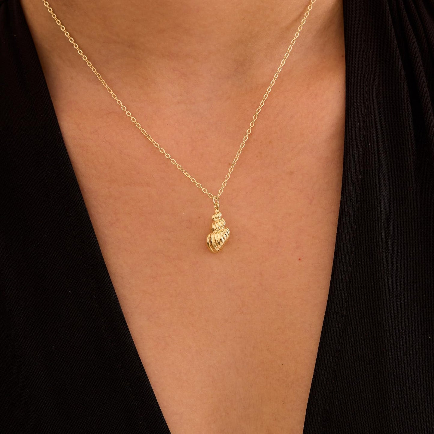 GUOKE Gold Shell Necklace for Women – 14K Gold Plated Conch Pendant, Dainty Seashell Necklace, Nautical Beach Minimalist Jewelry for Her
