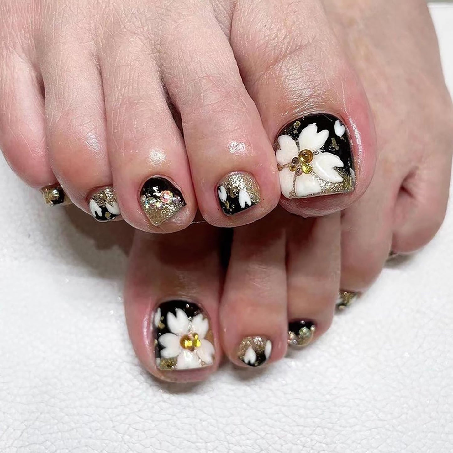Vezocim Press on Nails with Black White Checkerboard Designs, 24Pcs Artificial White Fake Nails for Toe, Glossy Full Cover Square Acrylic False Toenails, Glue ons Toenails with Charm for Women