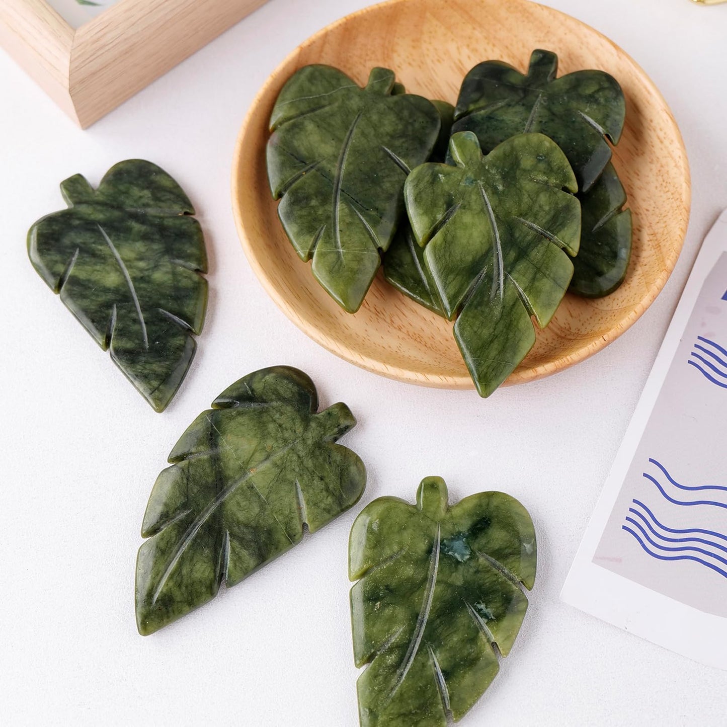 Runyangshi 1PCS Natural Green Jade Stone Hand-Carved Crystal Leaves Sculpture Leaf Shape Crystal Healing Stone Figurines Reiki Gemstone Collection Home Decor Desk Decor