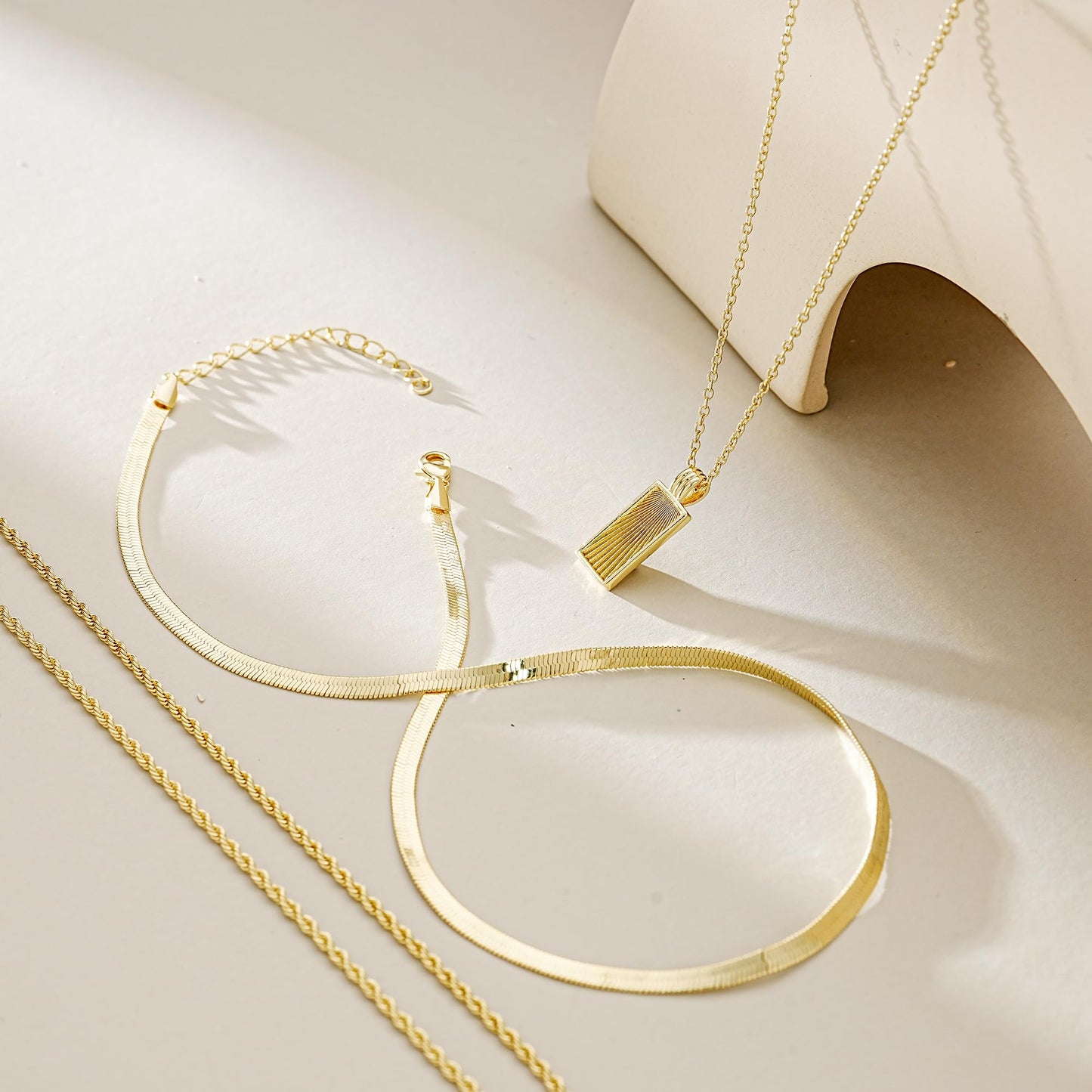 YOIHUR Gold Necklaces for Women, 14K Gold Plated Dainty Stackable Stack Choke Necklaces, Trendy Layering Pendant Necklace Set Jewelry for Women Gifts