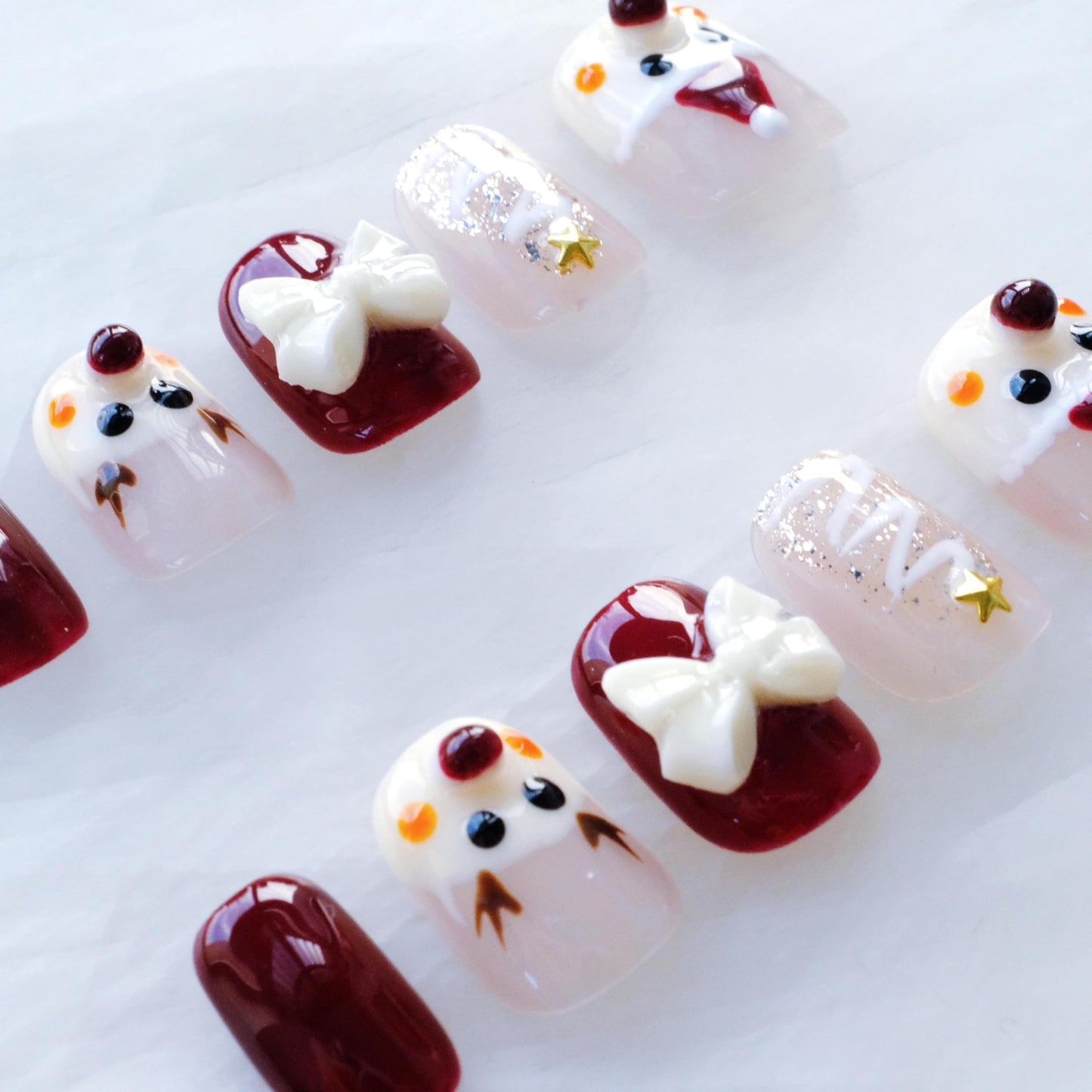 [GLORS] Christmas Press-on Nails, Short Square Festive Design, Holiday Nail Art Set with Reindeer and Bow, 10 Pieces (Small, SS)