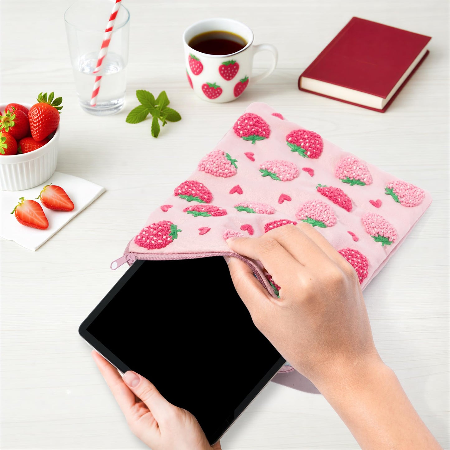 Fiupan All-in-One Strawberry Embroidery Kit - DIY Craft Kit with Thread, Fabric & Needles, Pink Embroidery Pouch for Tablet E-Reader Sleeve, Creative Birthday Gifts for Beginners（7-8 Inch）