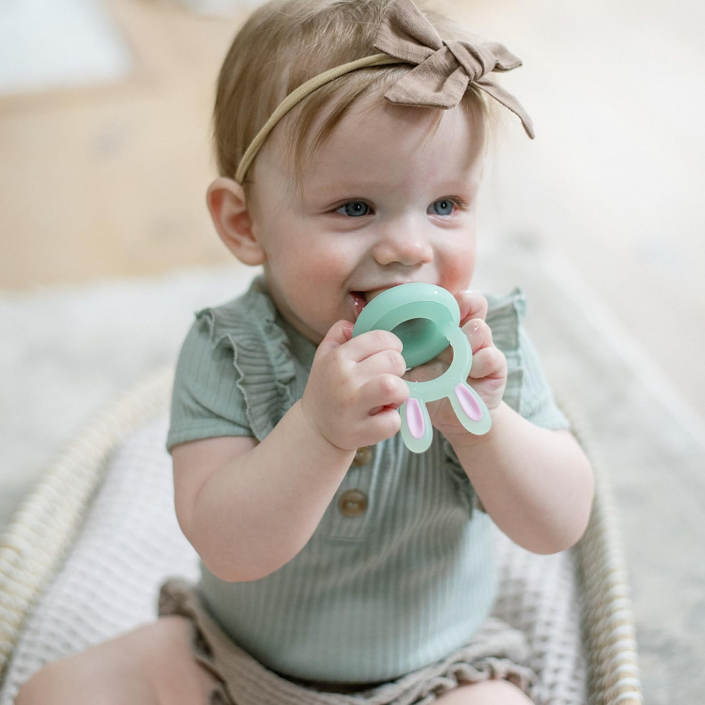 Vesta Baby Fresh + Frozen Food Feeder - 2 Sizes Soft Silicone Push Pop Fruit Nibbler for Safe Infant Self Feeding - Solid Foods Weaning & Teether Set - Bunny Teething Relief Toy for Babies 4M+