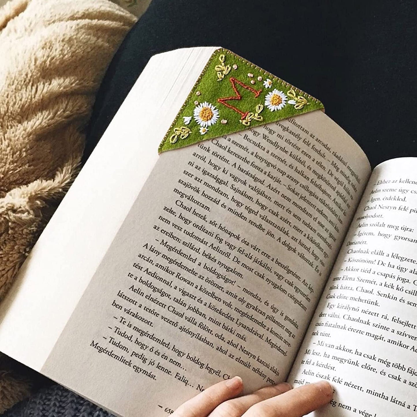 Personalized Hand Embroidered Corner Bookmark, 26 Letters Cute Flower Embroidered Corner Bookmark Embroidery Book Marker Clip for Book Lovers Bookmarks for Reading Lovers Meaningful GIF (Summer, T)